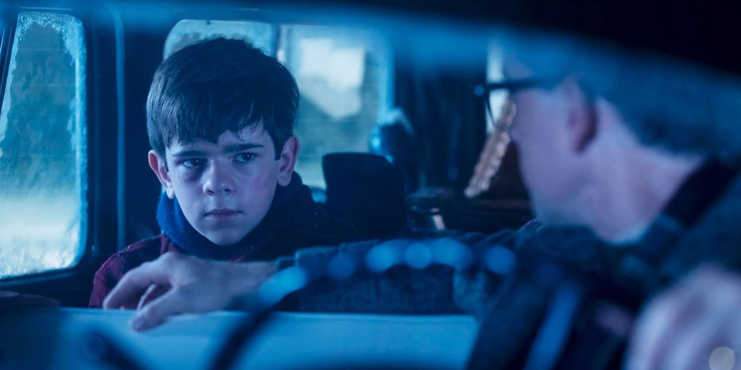 Matty Clements (Miles Ekhardt) venant d'être pris en stop par une famille des plus étranges dans Ça : Bienvenue à Derry.