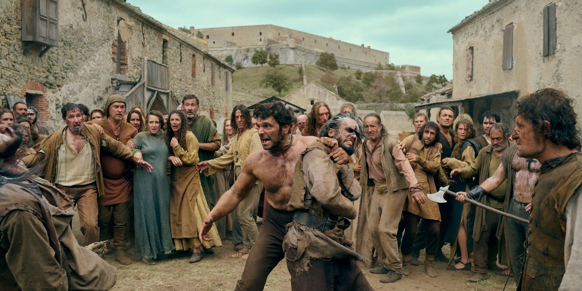 Pio Marmaï en plein combat dans la série Néro sur la plateforme Netflix.