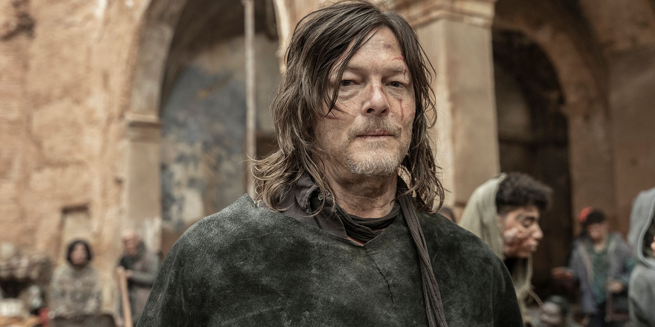Norman Reedus dans le rôle de Daryl regardant la caméra dans The Walking Dead : Daryl Dixon saison 3