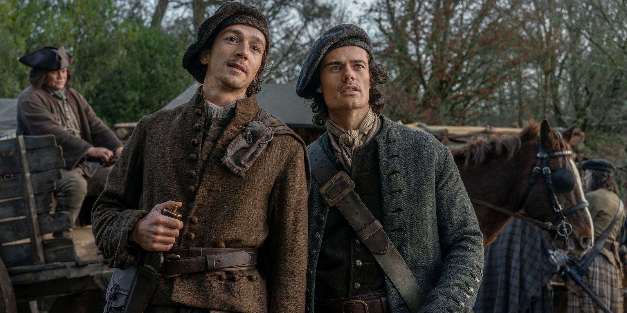 Murtagh (Rory Alexander) et Brian (Jamie Roy) ont l'air curieux devant une calèche dans Outlander: Blood of My Blood.