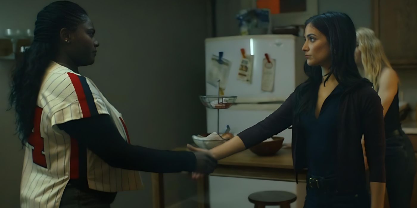Adebayo (Danielle Brooks) et Bordeaux (Sol Rodríguez) se serrent la main dans le final de la saison 2 de Peacemaker.