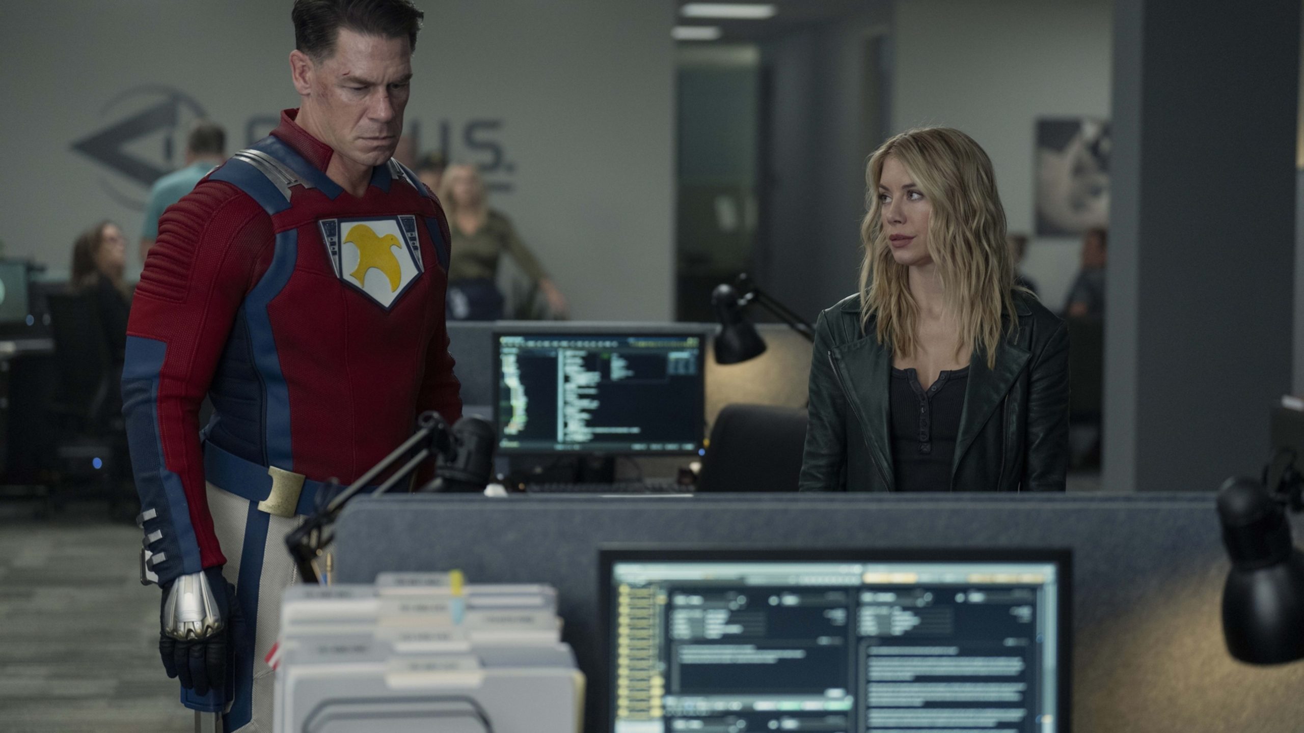 Christopher Smith (John Cena) et Emilia Harcourt (Jennifer Holland) dans le bâtiment de l'ARGUS sur Terre-X dans l'épisode 7 de la saison 2 de Peacemaker.