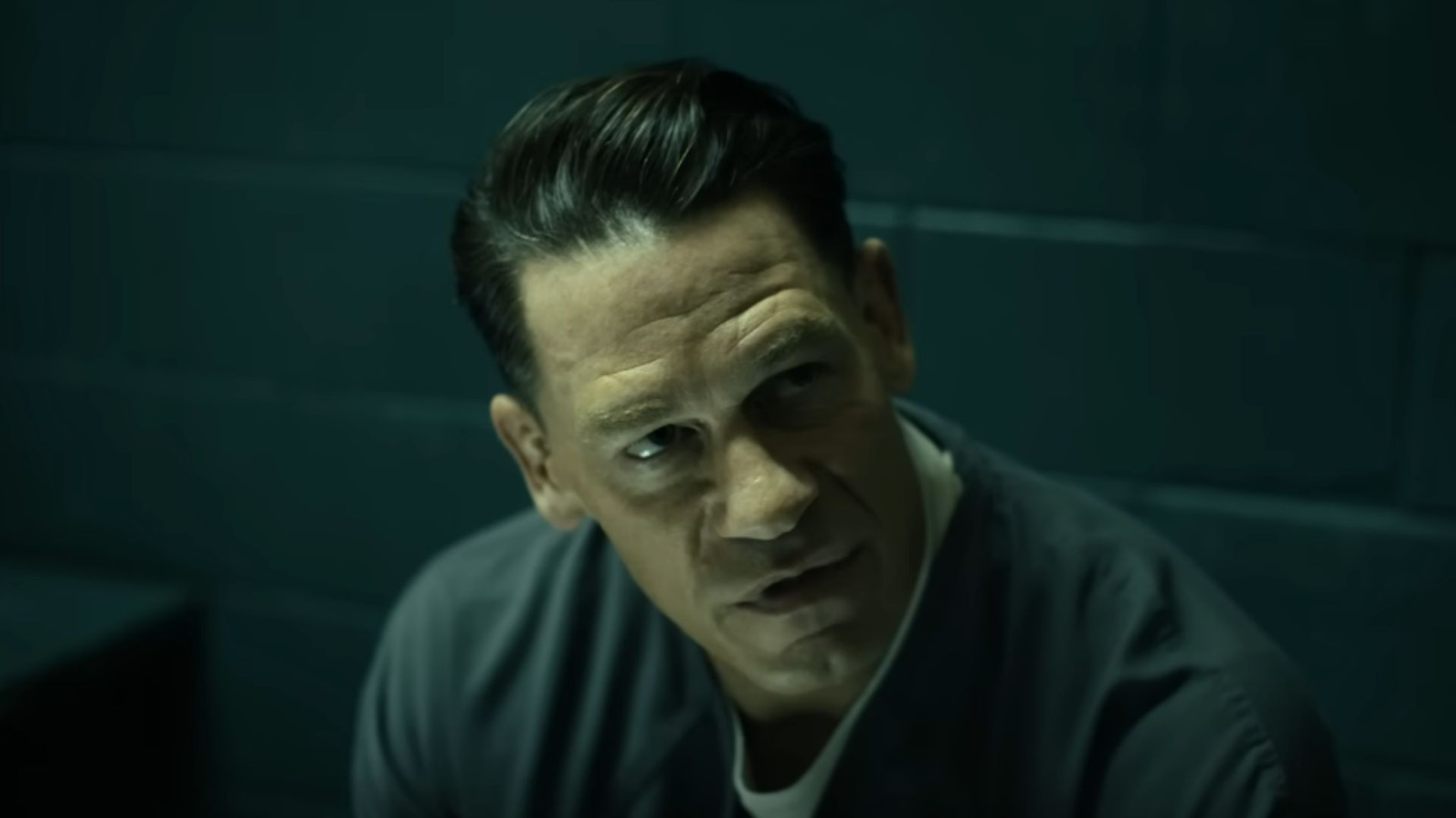 Christopher Smith (John Cena) emprisonné par l'ARGUS dans le grand final de la saison 2 de Peacemaker.