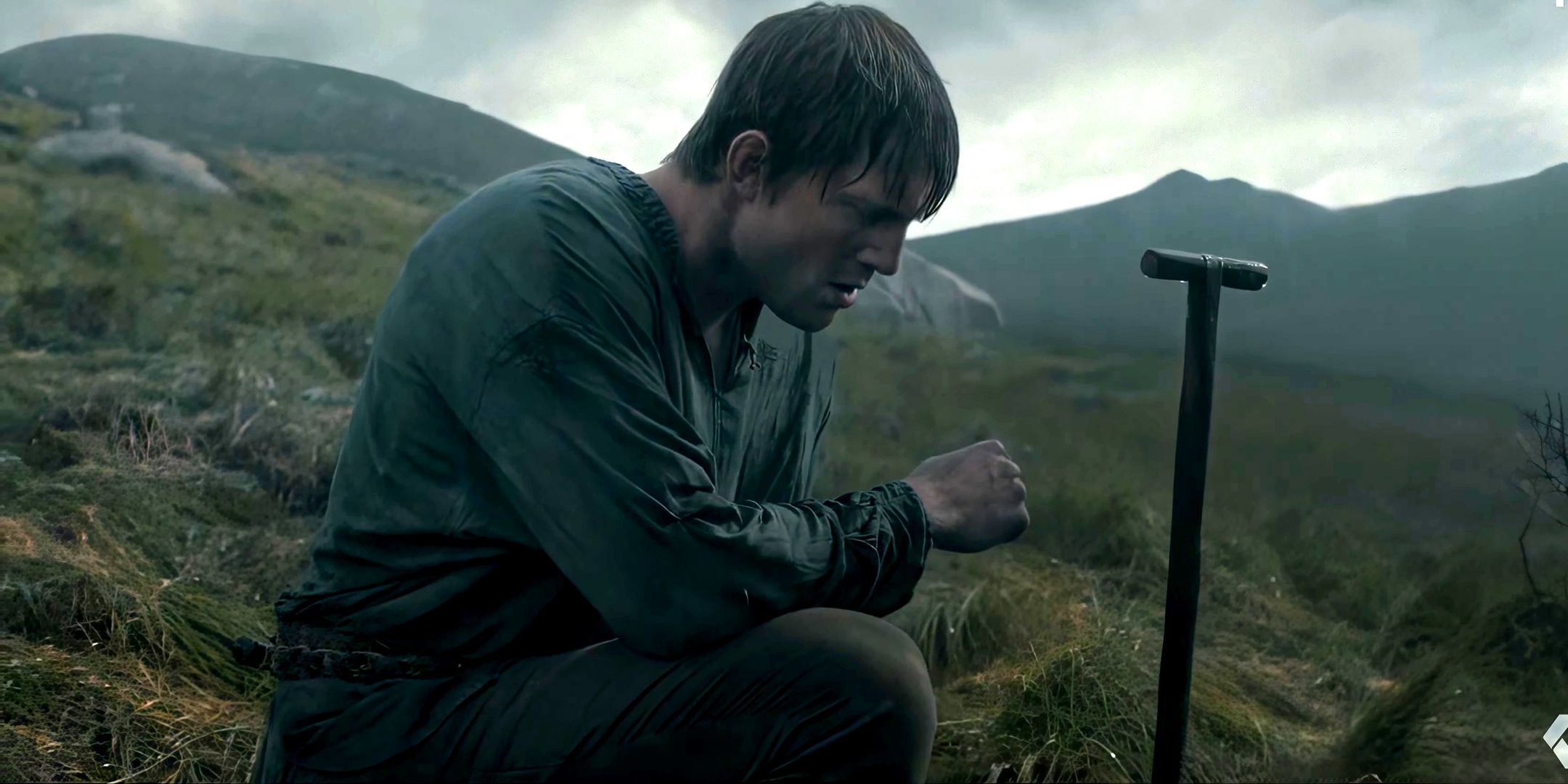 Sir Duncan (Peter Claffey) à genou, dans A Knight of Seven Kingdoms.