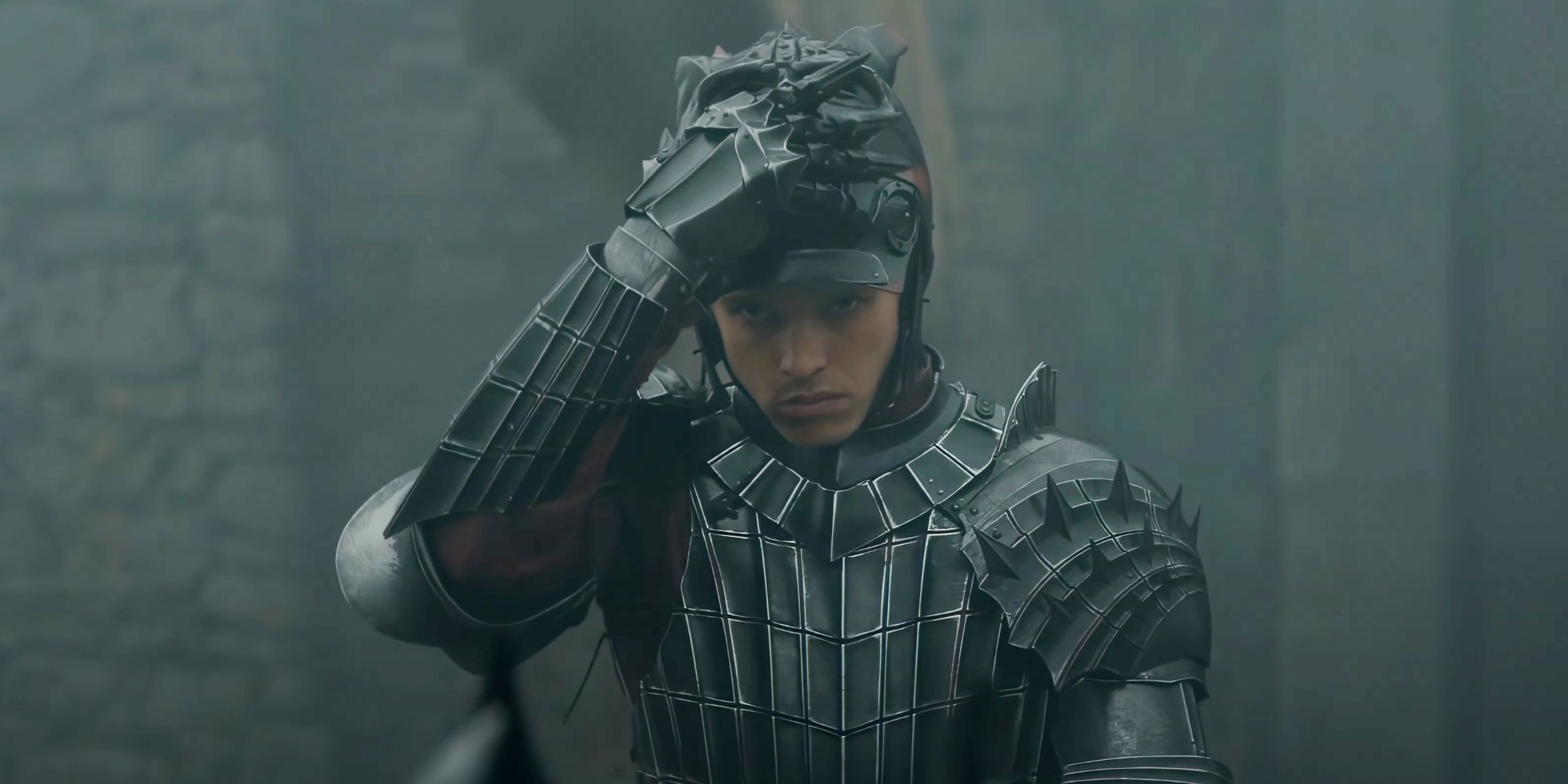 Le Prince Aerion Targeryen (Finn Bennet) met son casque dans A Knight of Seven Kingdoms.