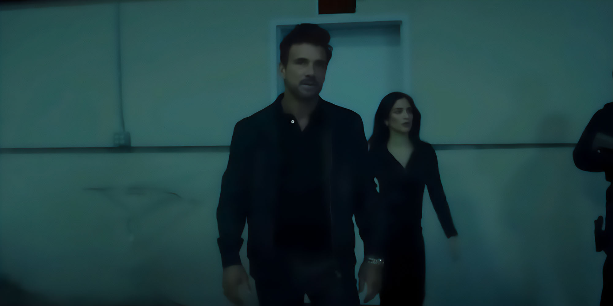 Frank Grillo dans le rôle de Rick Flag Sr. qui met la main sur le portail.
