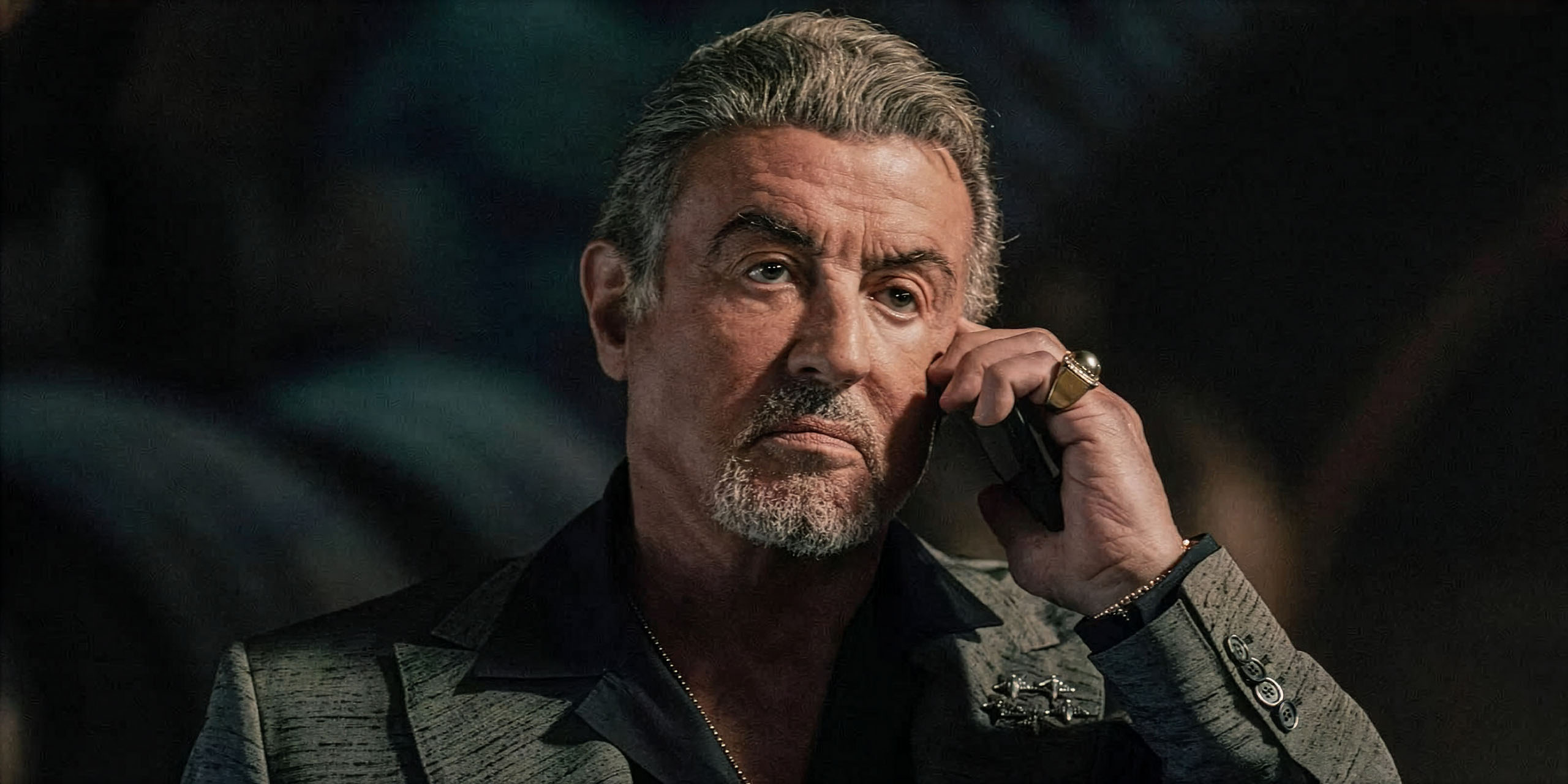 Dwight Manfredi (Sylvester Stallone) au téléphone dans la saison 3 de Tulsa King.