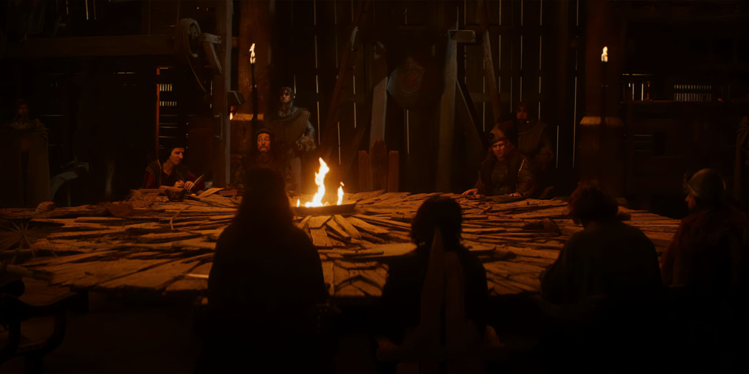 Les chevaliers autour de la nouvelle table ronde dans Kaamelott : Deuxième Volet (partie 1).