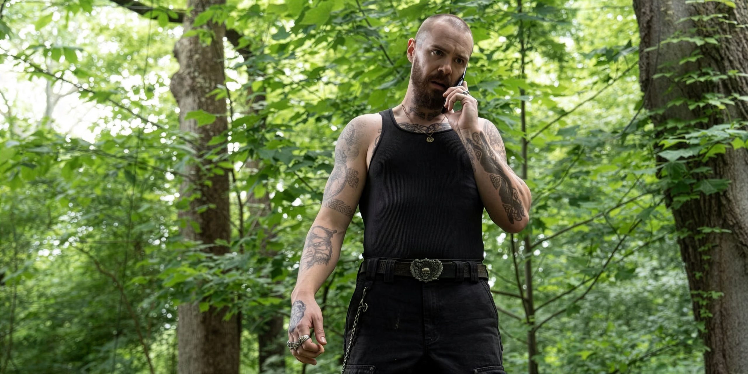 Jayson (Sam Keeley) au téléphone dans la forêt dans l'épisode 7 de Task.