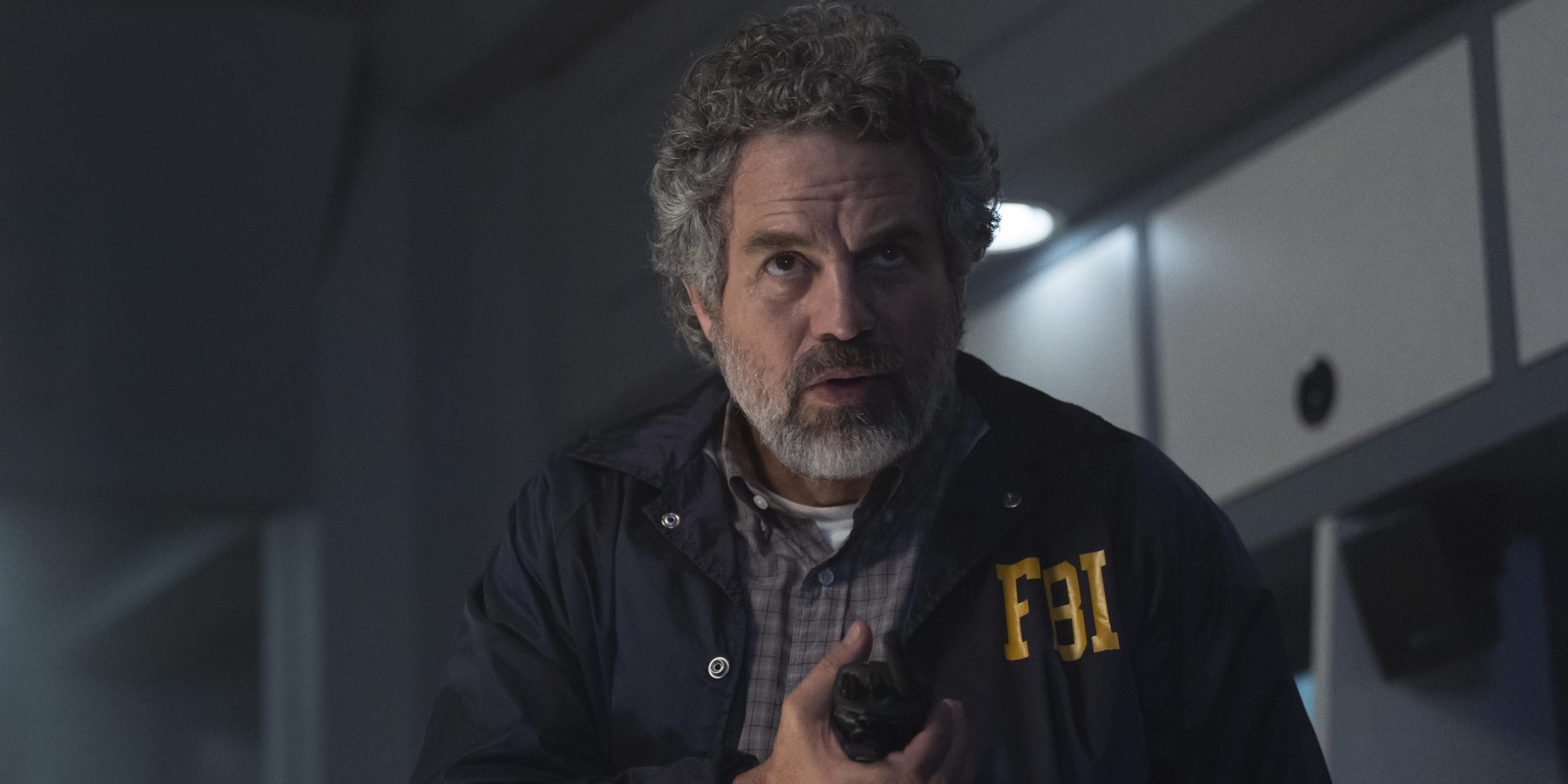 Tom (Mark Ruffalo) tenant un talkie-walkie dans Task, la série HBO Max.