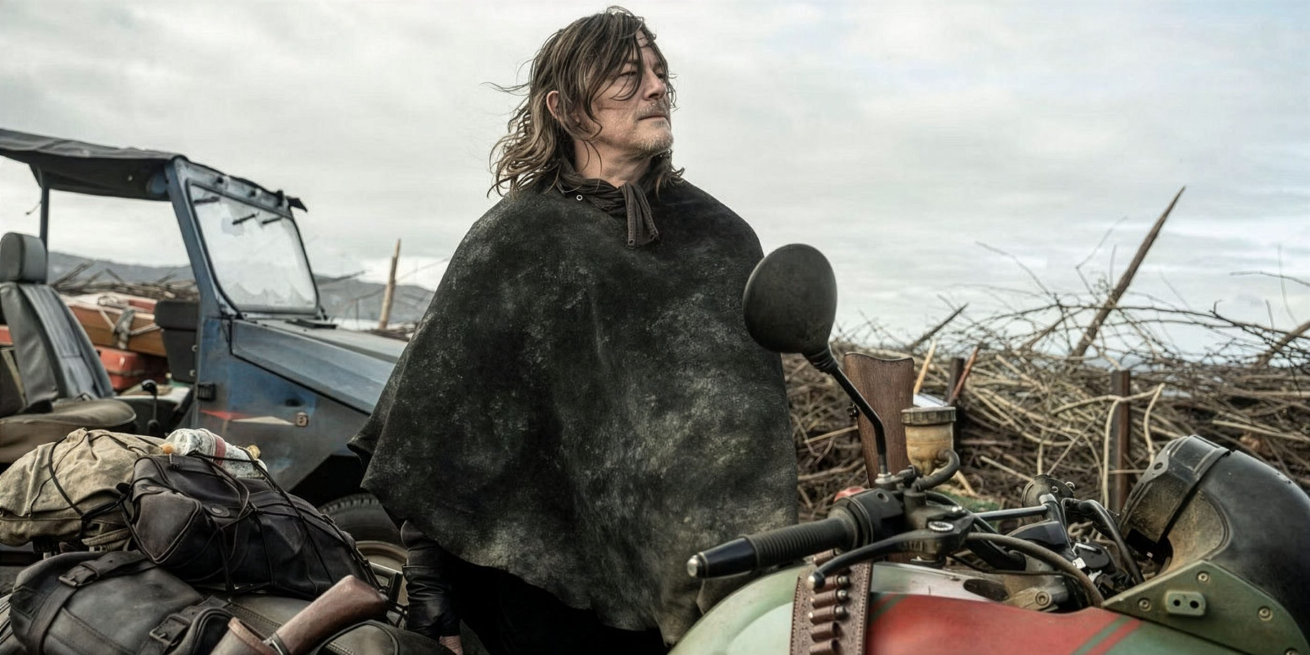 Daryl (Norman Reedus) portant un poncho dans The Walking Dead : Daryl Dixon.