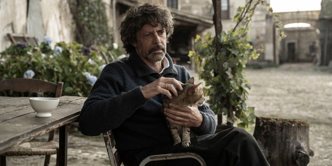 Antonio (Eduardo Noriega) tient un chat dans The Walking Dead : Daryl Dixon.