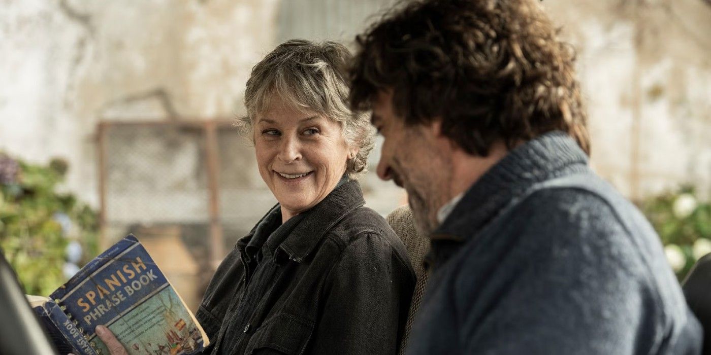 Carol (Melissa McBride) rit avec Antonio (Eduardo Noriega) sur The Walking Dead: Daryl Dixon.