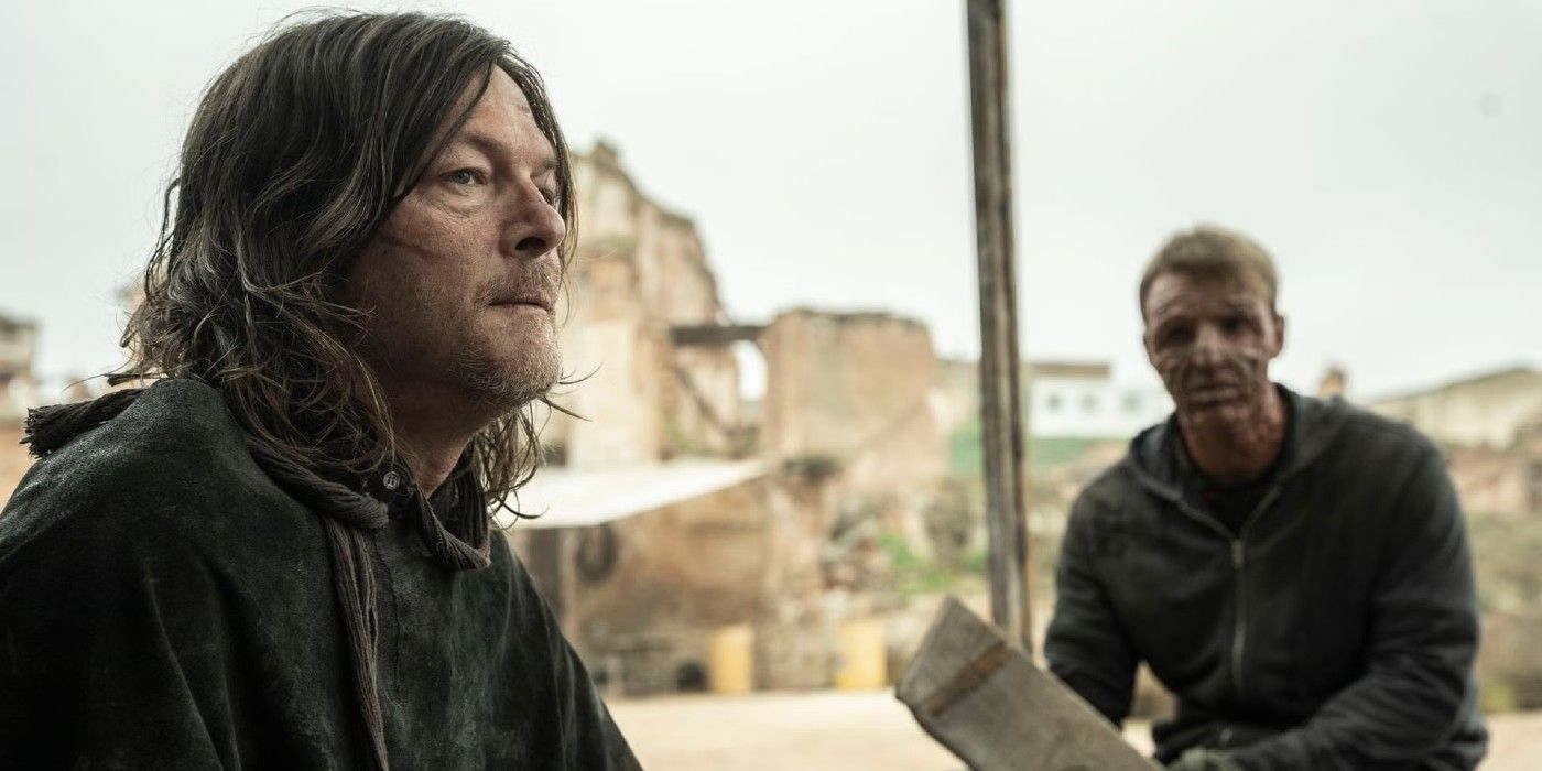 Daryl (Norman Reedus) est assis avec un lépreux dans The Walking Dead: Daryl Dixon.