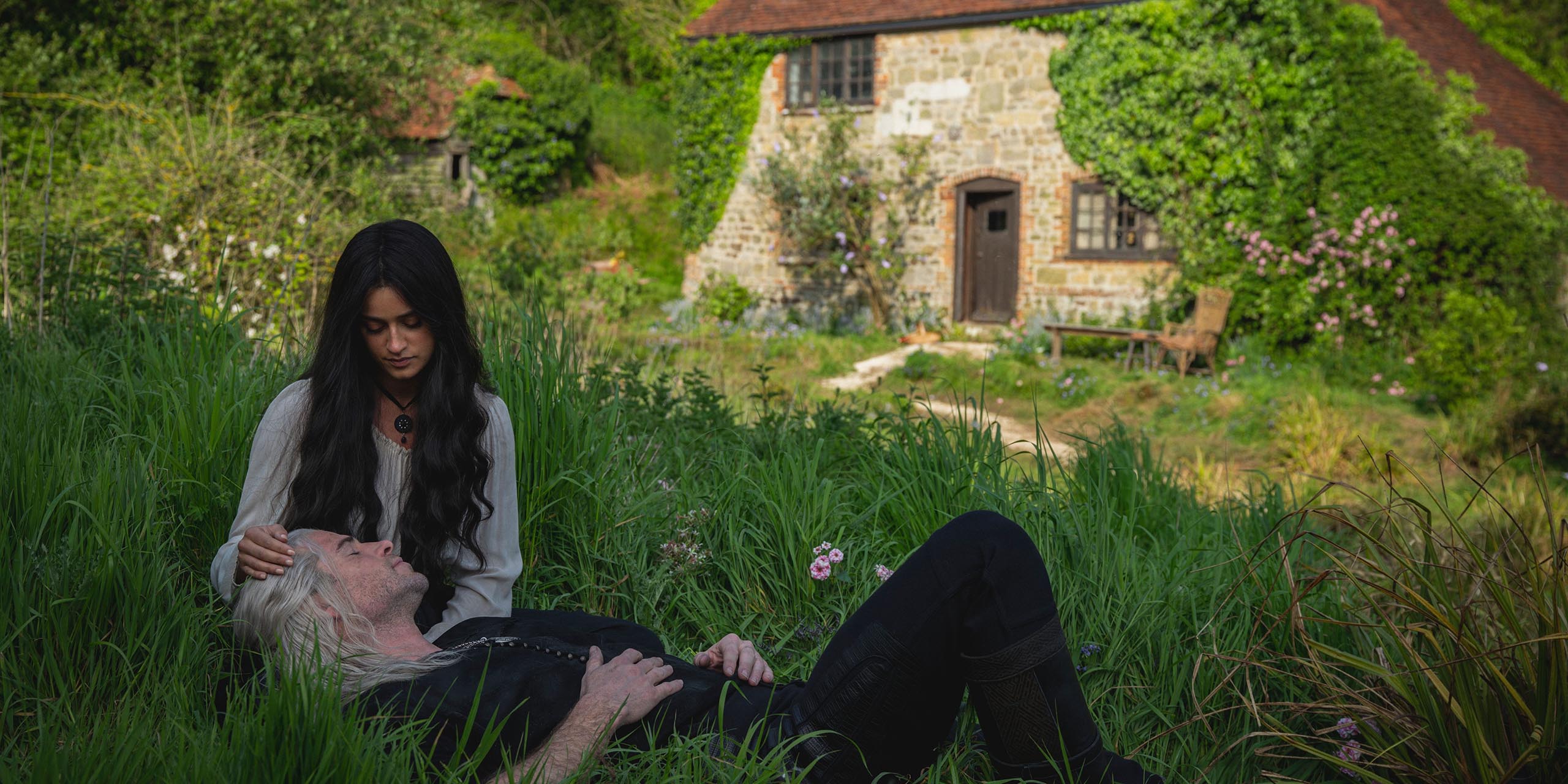Yennefer (Anya Chalotra) caressant le front de Geralt (Liam Hemsworth) dans The Witcher saison 4.