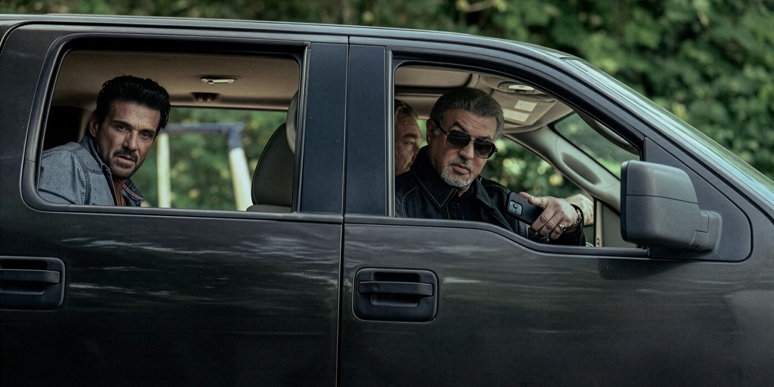 Sylvester Stallone et Frank Grillo en voiture dans la saison 3 de Tulsa King.