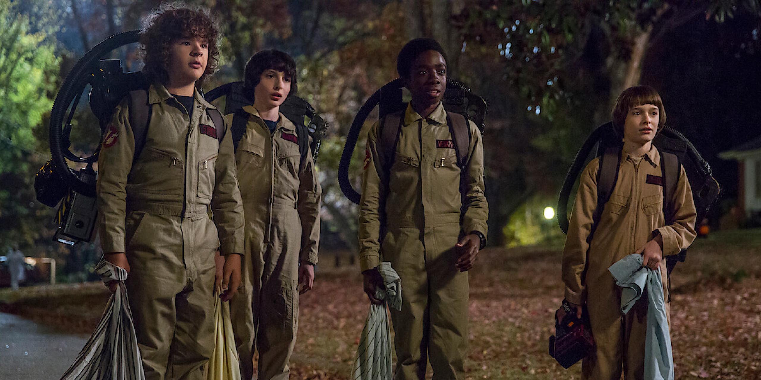 Les jeunes héros de Stranger Things déguisés en Ghostbusters durant le soir d'Halloween.