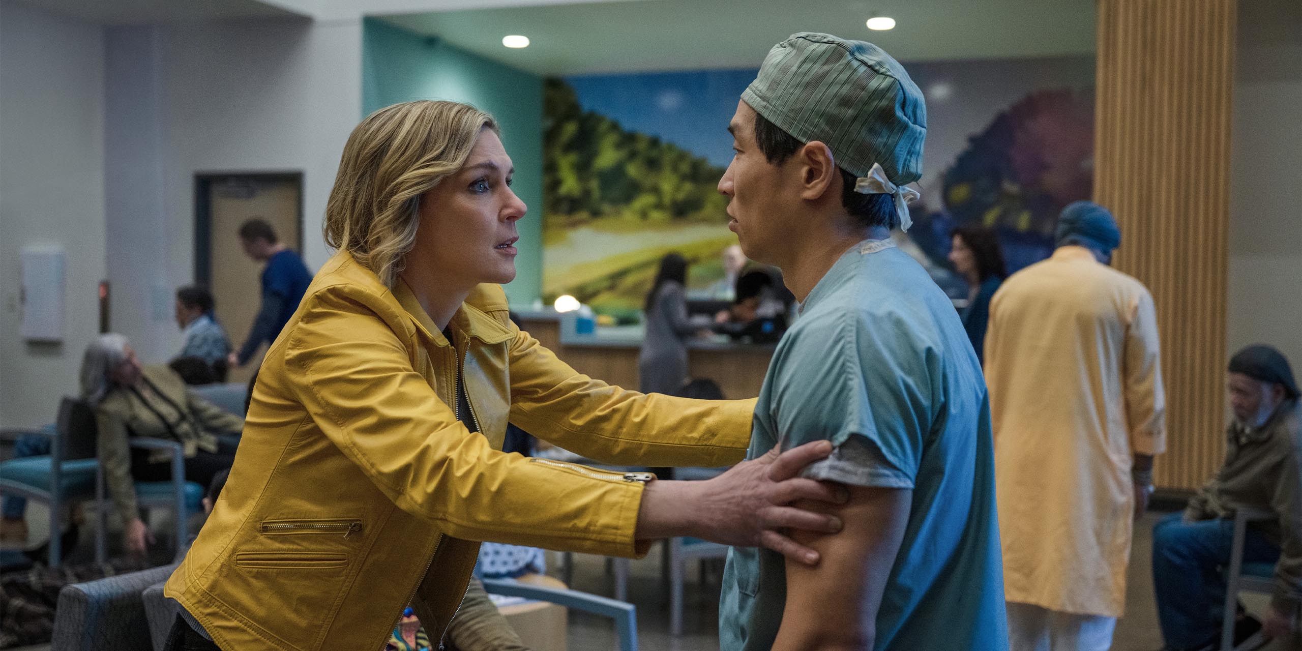 Carol (Rhea Seehorn) interpelle un médecin dans un hôpital dans Pluribus.