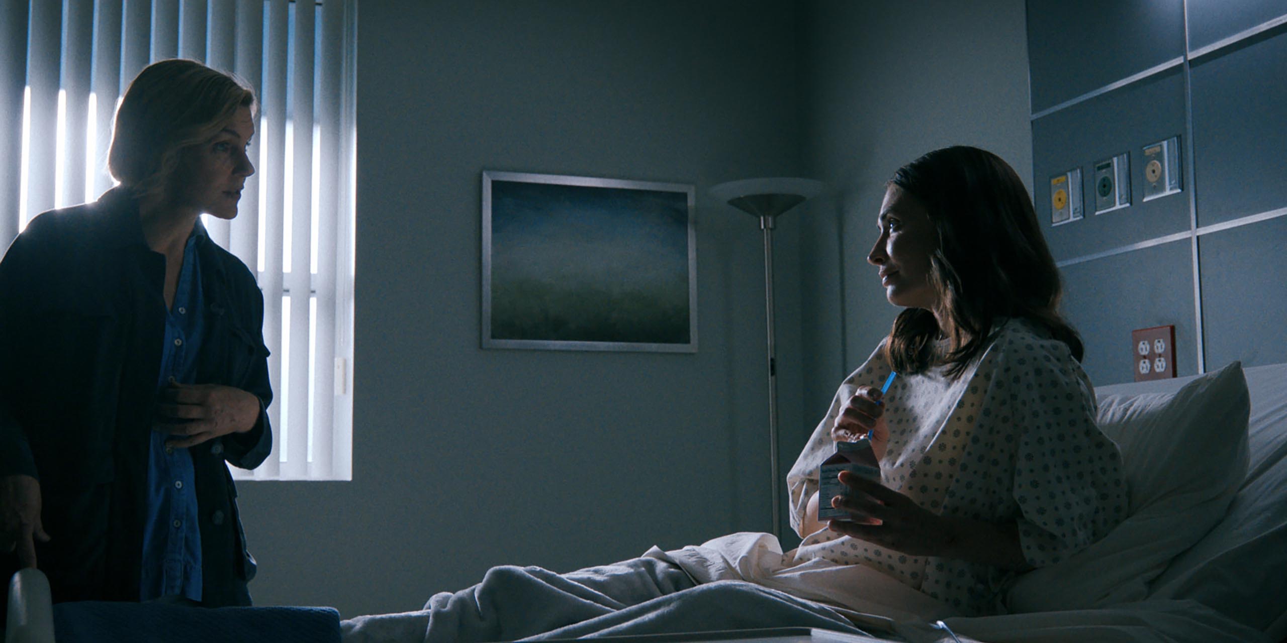 Carol (Rhea Seehorn) et Zosia (Karolina Wydra) à l'hôpital dans dans Pluribus.