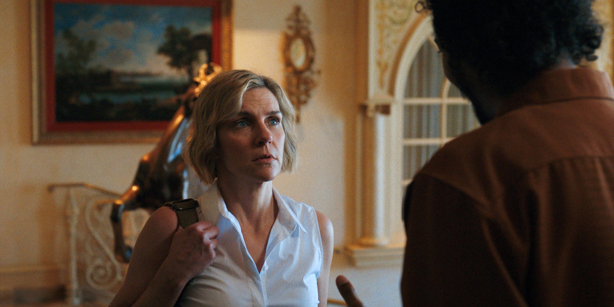 Samba Schutte rejoint par Rhea Seehorn à Las Vegas dans Pluribus.