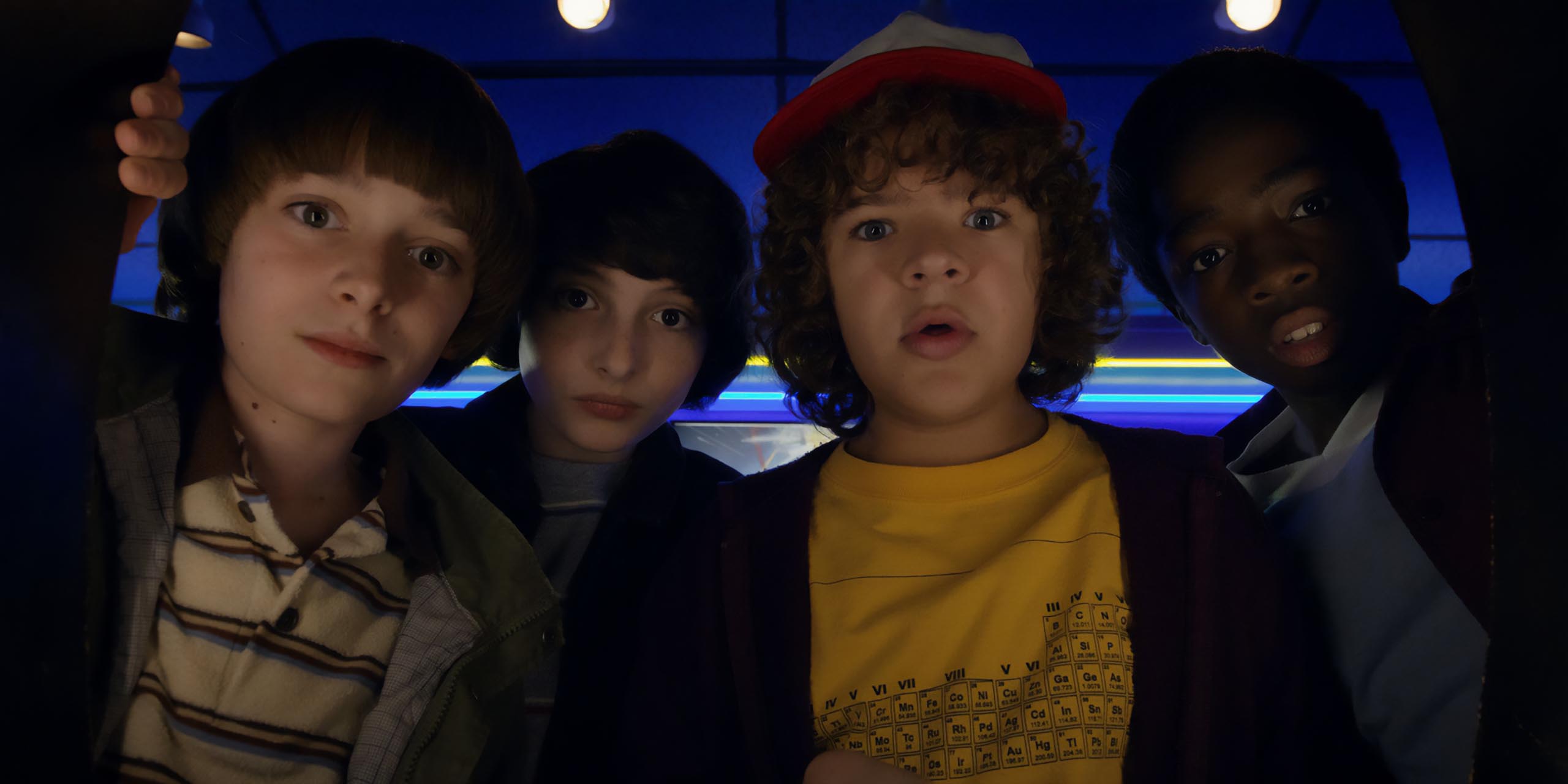 Dustin, Mike, Lucas et Will à la salle d'arcade dans la saison 2 de Stranger Things.