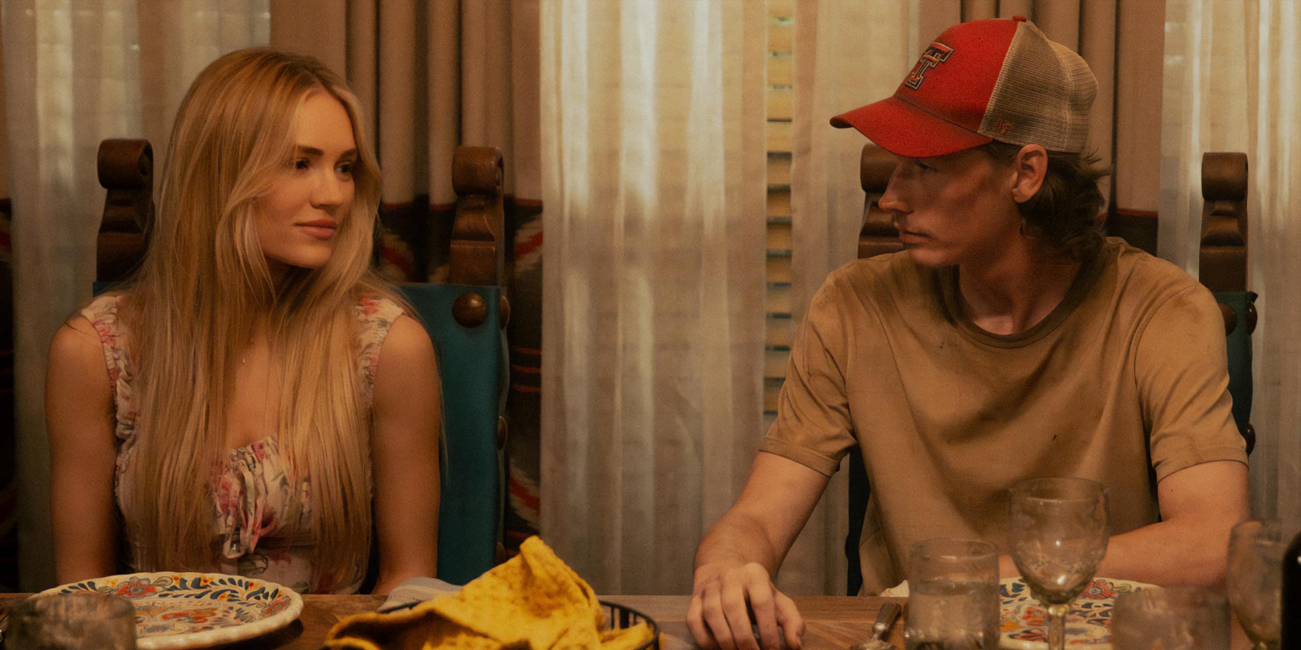 Ainsley et Cooper dînent dans la saison 2 de Landman.