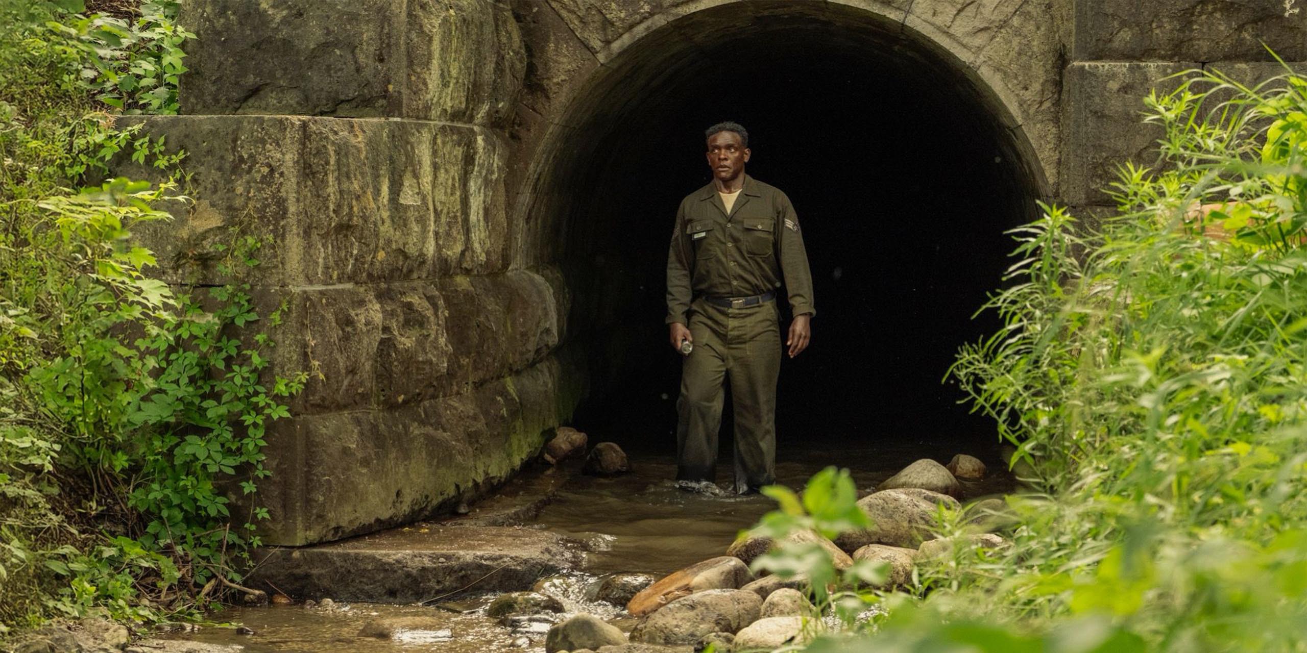 Dick Hallorann (Chris Chalk) émerge des égouts dans Ça : Bienvenue à Derry.