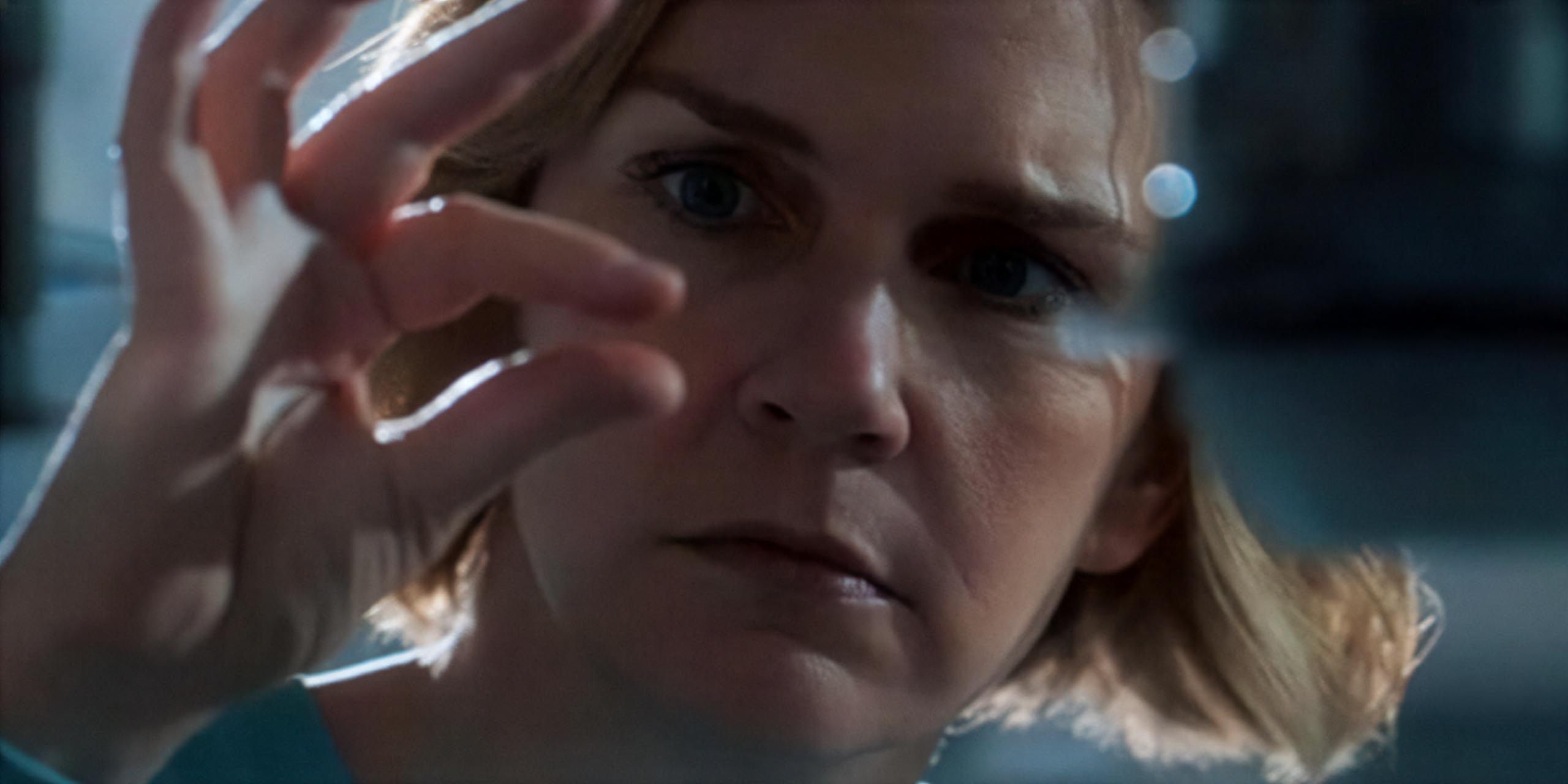 Carol (Rhea Seehorn) analyse l'étrange liquide qui sert de nourriture aux Autres dans Pluribus.