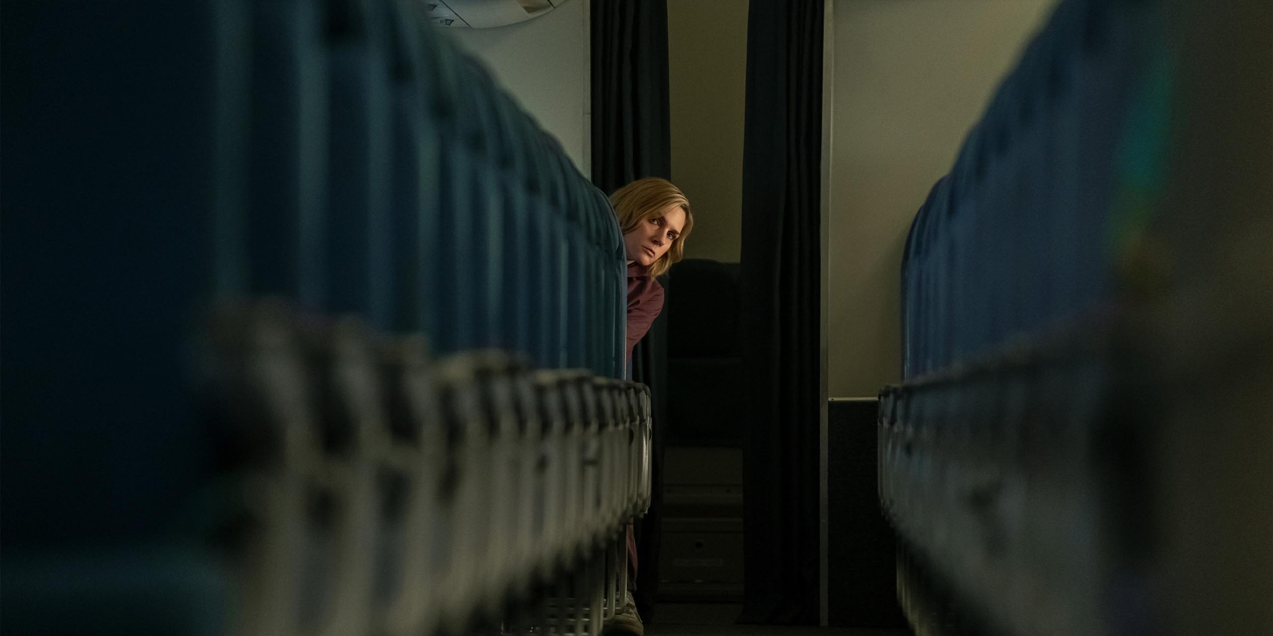 Carol (Rhea Seehorn) dans un avion sans passagers dans Pluribus sur Apple TV+.