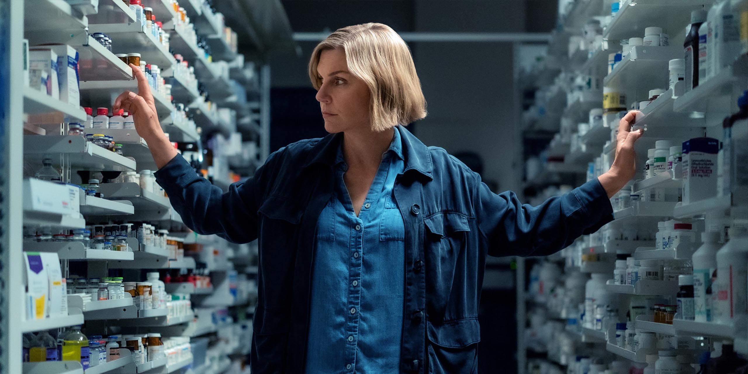 Carol (Rhea Seehorn) dans la réserve de médicaments de l'hôpital dans Pluribus.