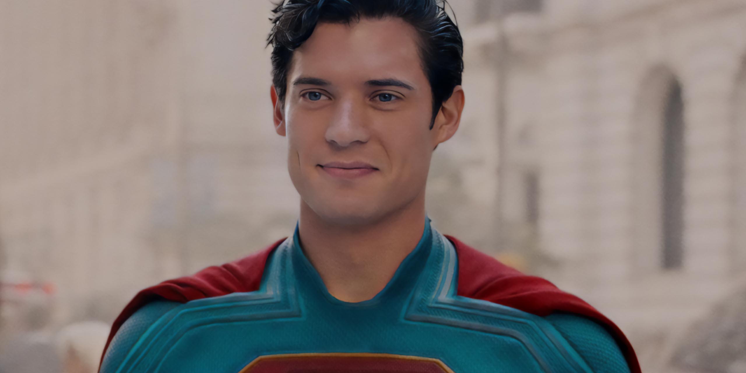 David Corenswet dans le rôle de Superman, souriant, dans le film de James Gunn.