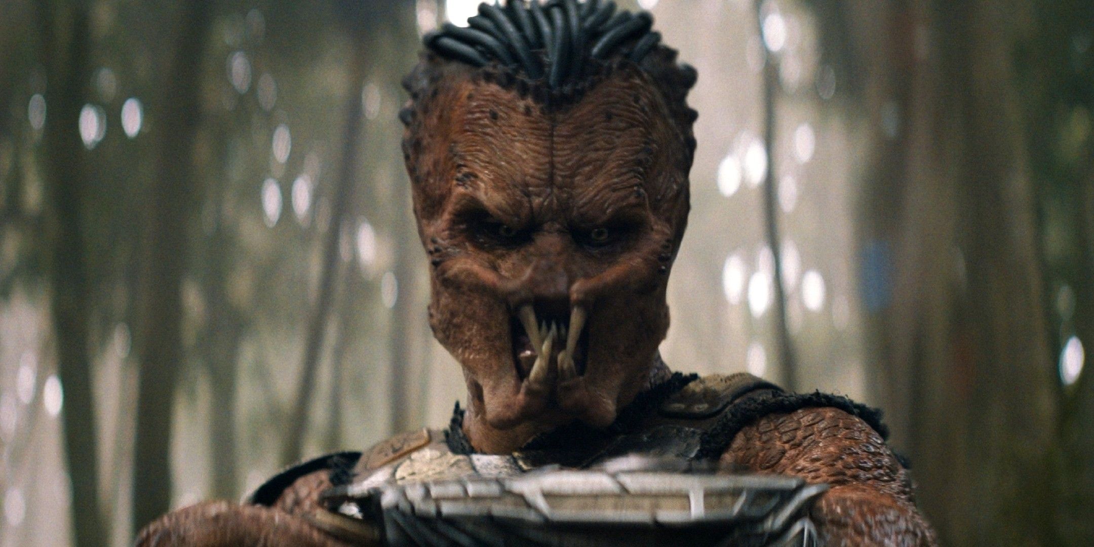 Le Yautja Dek utilise l'arme à son bras dans Predator: Badlands.