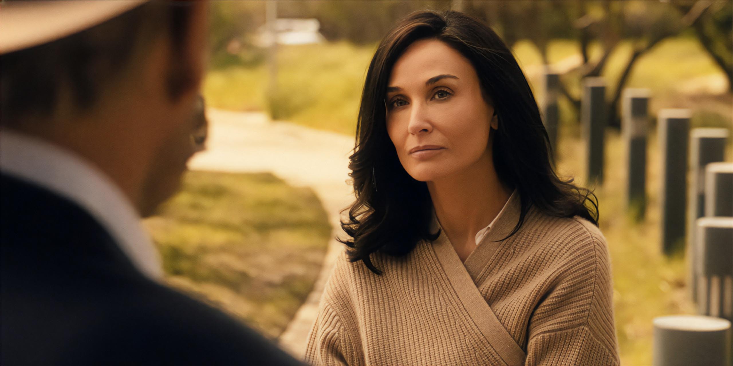 Demi Moore dans le rôle de Cami devant l'hôpital dans Landman.