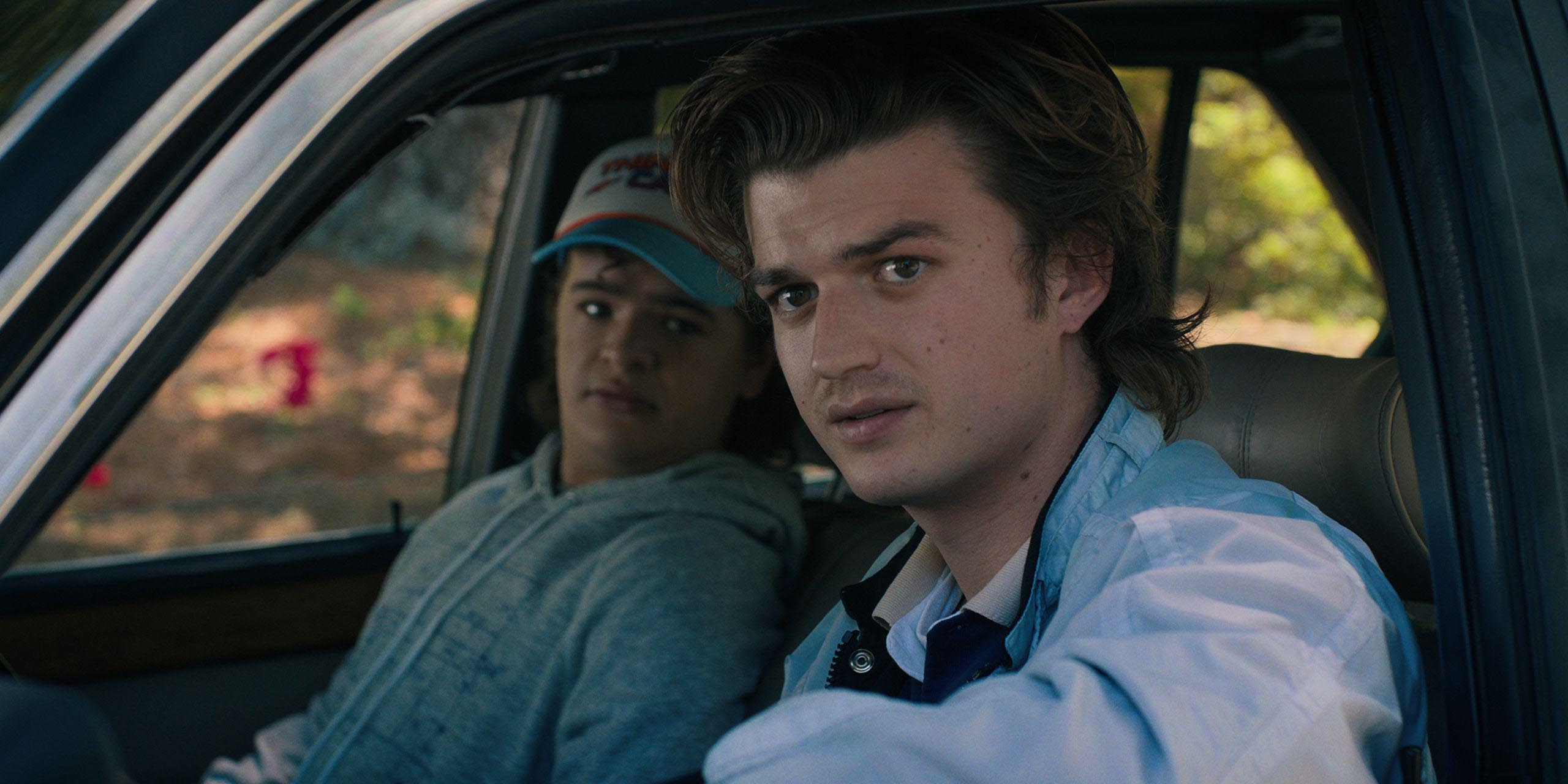 Steve Harrington (Joe Keery) en voiture avec Dustin Henderson (Gaten Matarazzo) dans Stranger Things.