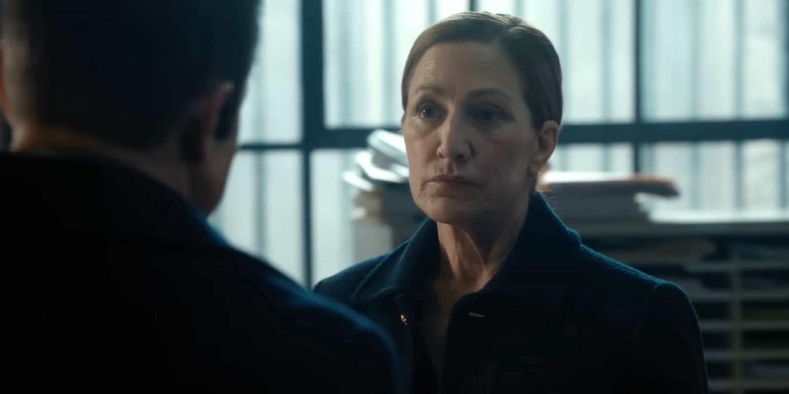 Edie Falco (Nina) regarde sérieusement Jeremy Renner (Mike) dans la saison 4 de Mayor of Kingstown