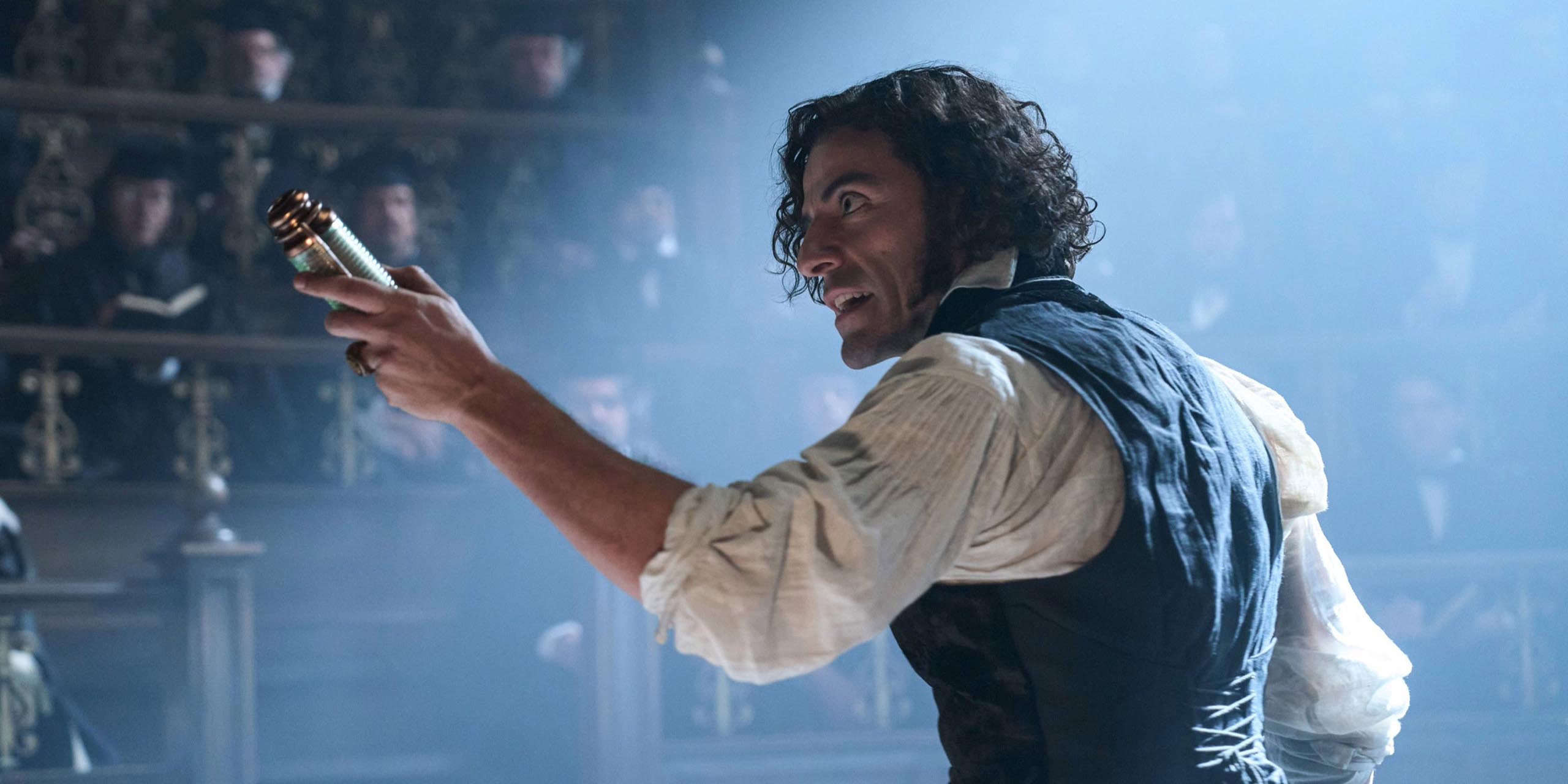 Victor Von Frankenstein (Oscar Isaac) dans son laboratoire, dans le film de Guillermo del Toro, Frankenstein.