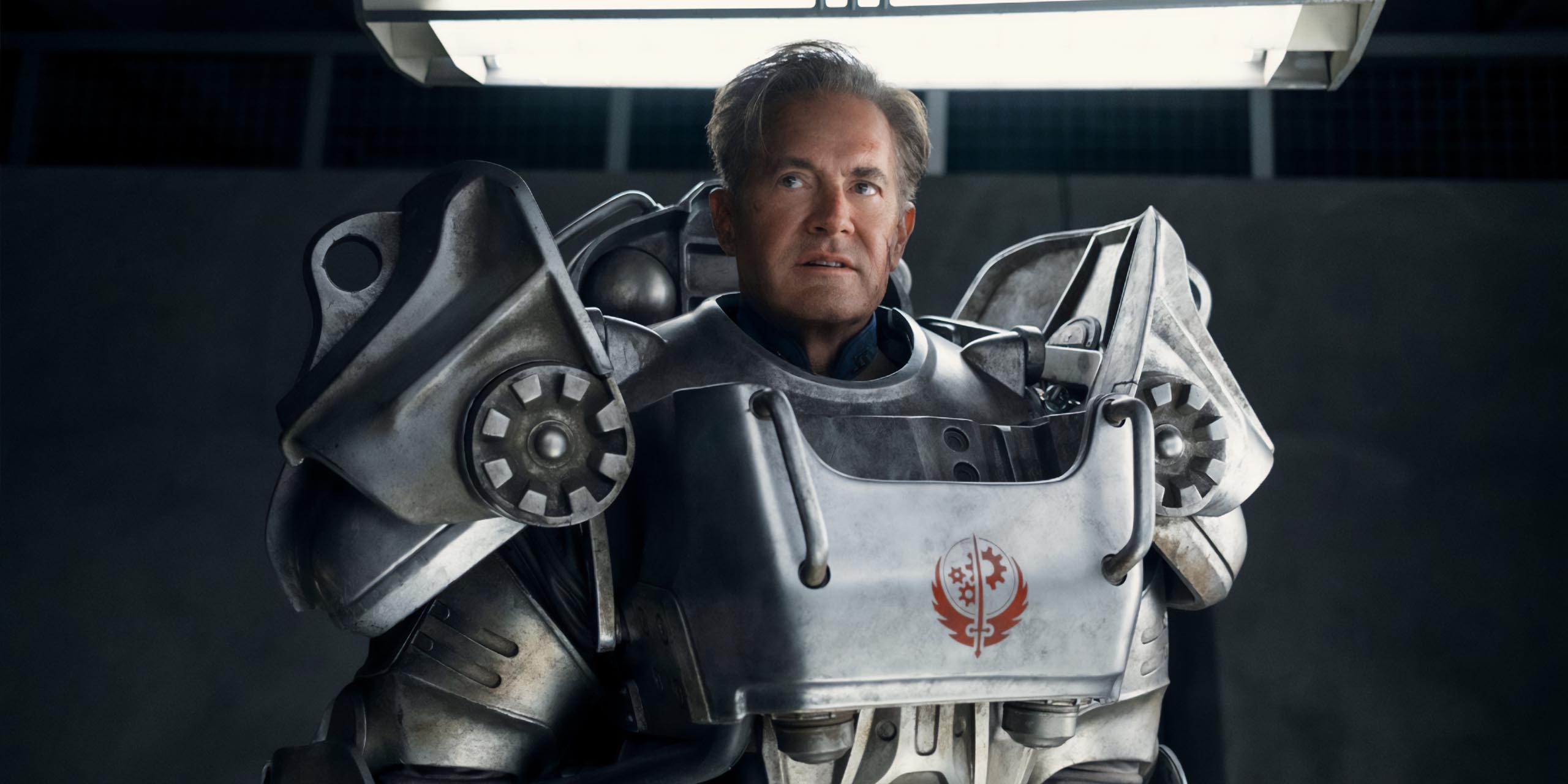 Hank (Kyle MacLachlan) en armure dans Fallout saison 2.