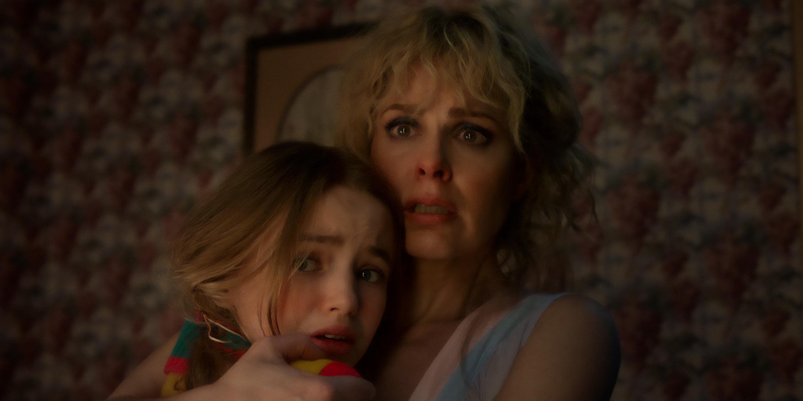 Karen Wheeler et sa fille Holly, effrayées, dans la saison 5 de Stranger Things.