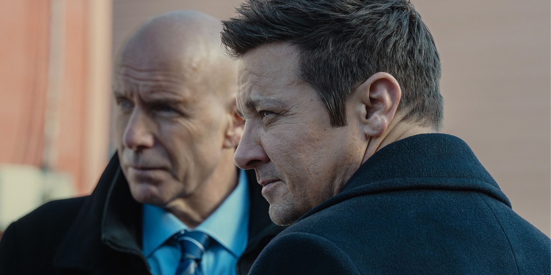 Hugh Dillon dans le rôle d'Ian et Jeremy Renner dans le rôle de Mike McLusky dans l'épisode 3 de la saison 4 de Mayor of Kingstown