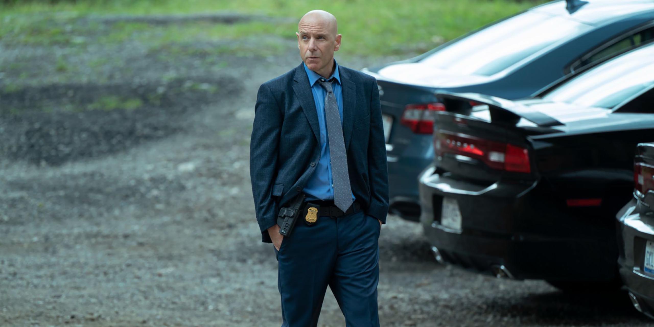 Hugh Dillon dans le rôle d'Ian, debout et regardant vers sa droite, dans la saison 4 de Mayor of Kingstown.