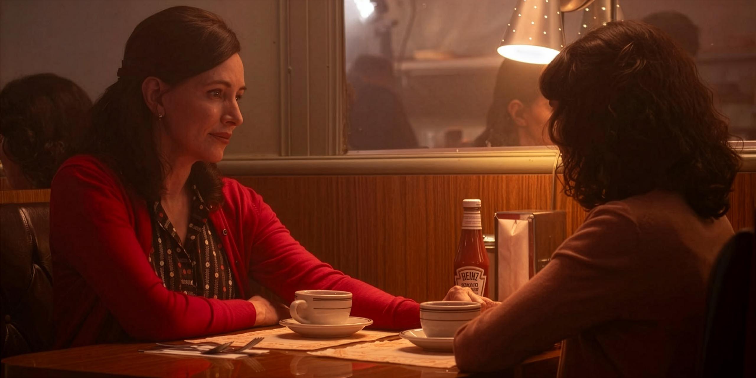 Ingrid Kersh (Madeline Stowe) avec Lilly (Clara Stack) dans un restaurant dans Ça : Bienvenue à Derry.