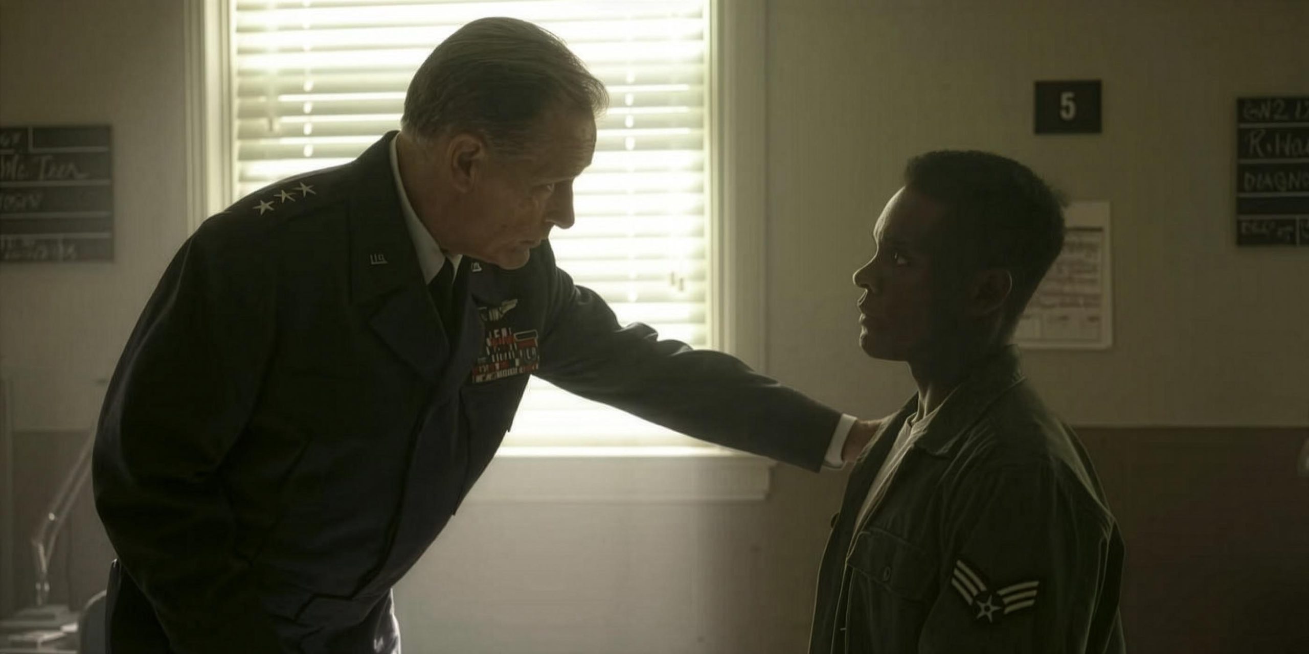 Le général Shaw (James Remar) pose la main sur l'épaule de Dick Hallorann (Chris Chalk) dans Ça : Bienvenue à Derry.
