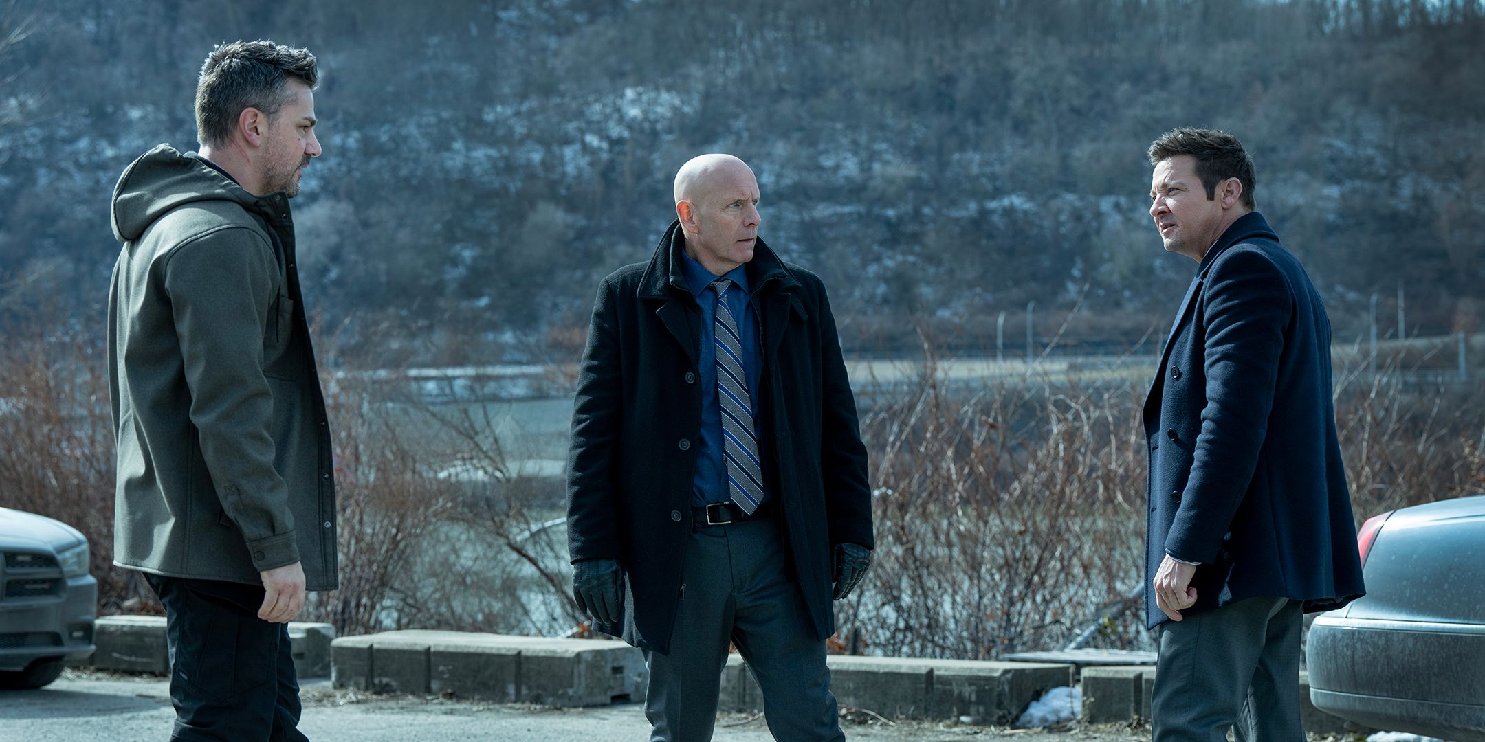 Mike (Jeremy Renner) semble distant lors de sa rencontre avec Ferguson (Hugh Dillon) et Sawyer (Hamish Allan-Headley) dans la saison 4 de Mayor of Kingstown.