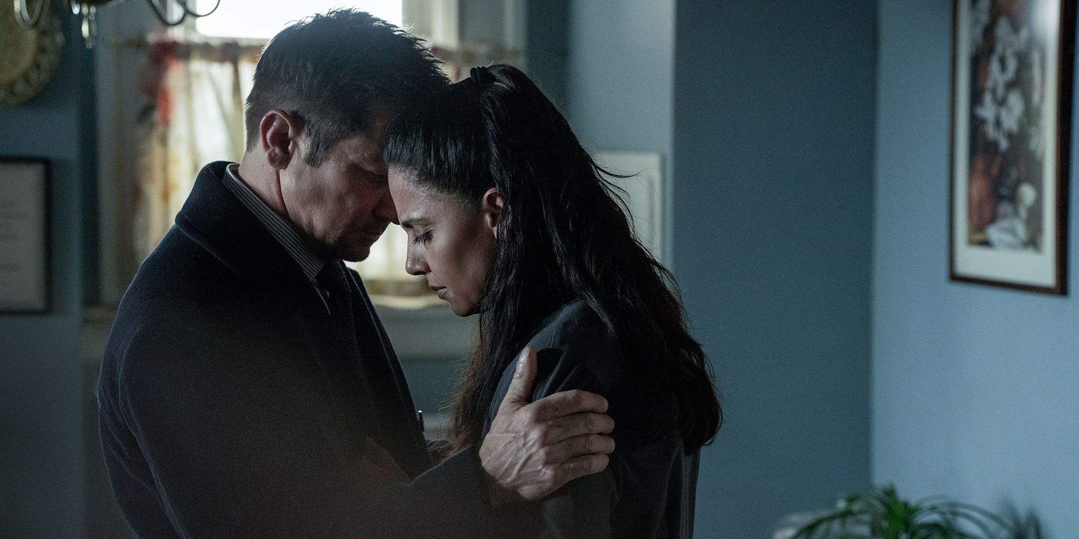 Mike (Jeremy Renner) réconforte Tracy (Nishi Munshi) dans la saison 4 de Mayor of Kingstown