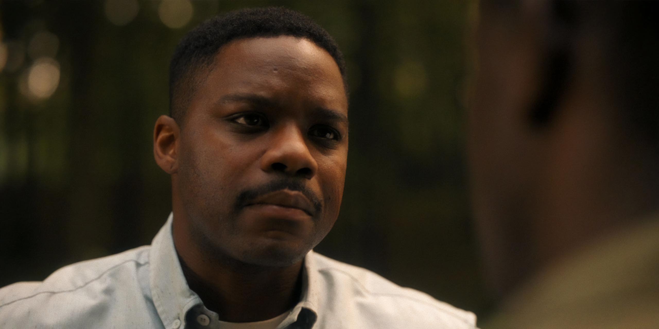 Leroy Hanlon (Jovan Adepo), l'air sérieux, dans Ça : Bienvenue à Derry.