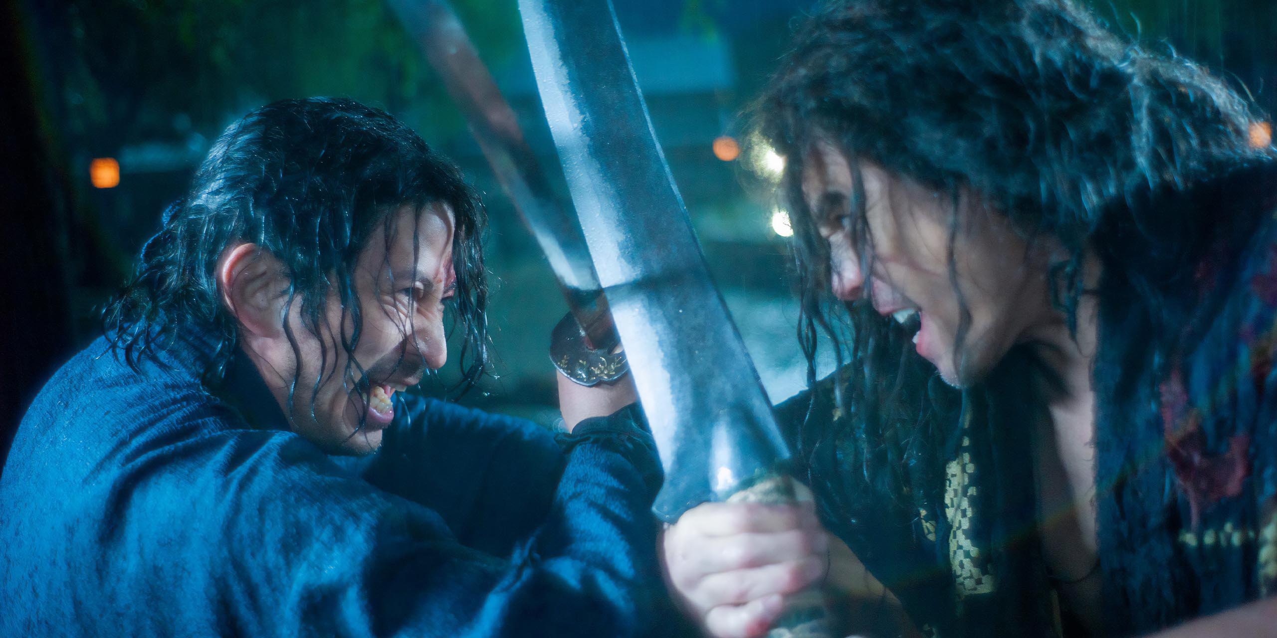 Dans Last Samurai Standing, Junichi Okada (Shujiro) croise le fer avec Hideaki Ito (Bukotsu) sous la pluie.