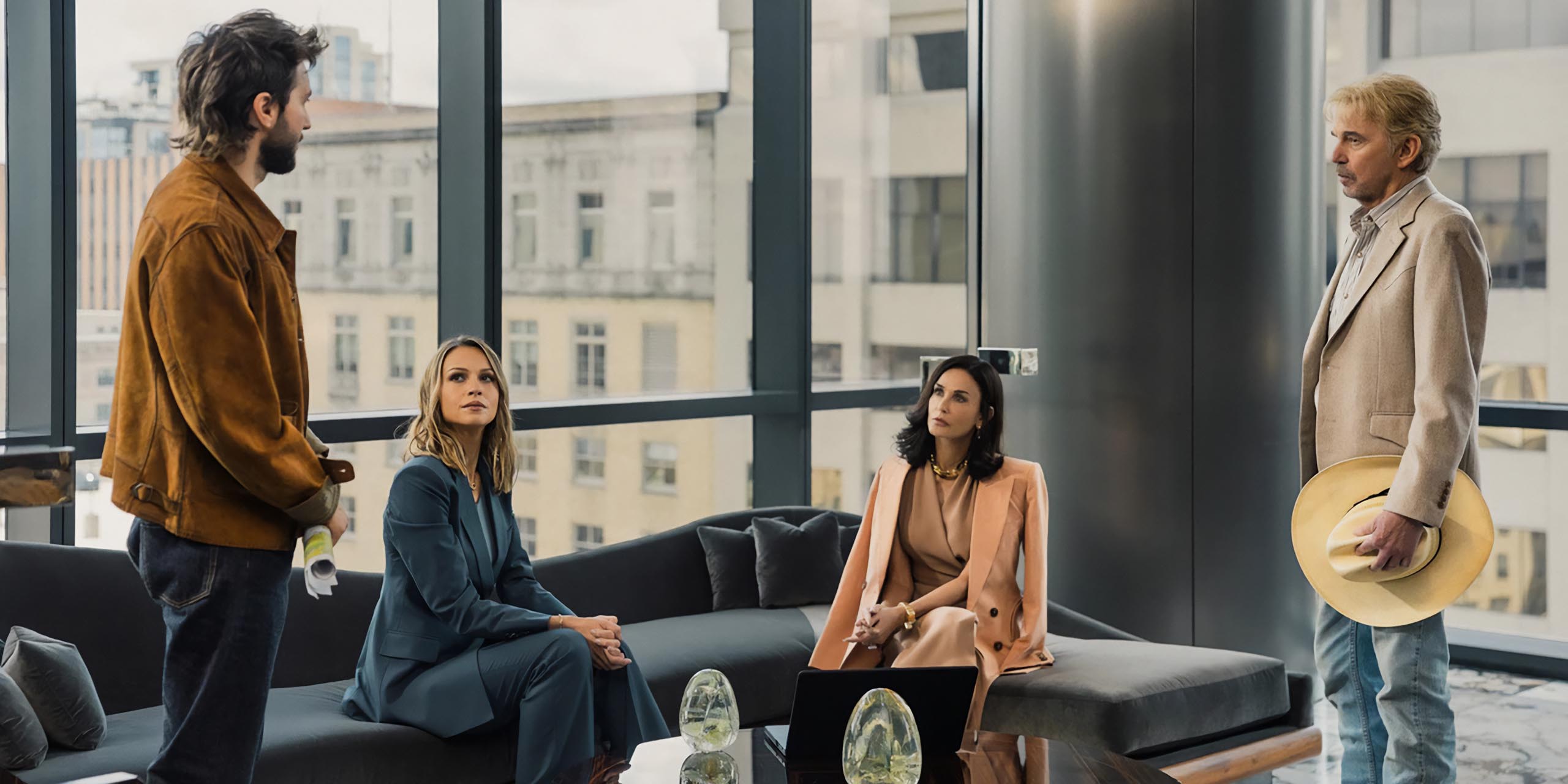 Guy Burnet dans le rôle de Charlie, Kayla Wallace dans celui de Rebecca, Demi Moore dans celui de Cami et Billy Bob Thornton dans celui de Tommy dans la saison 2 de Landman.