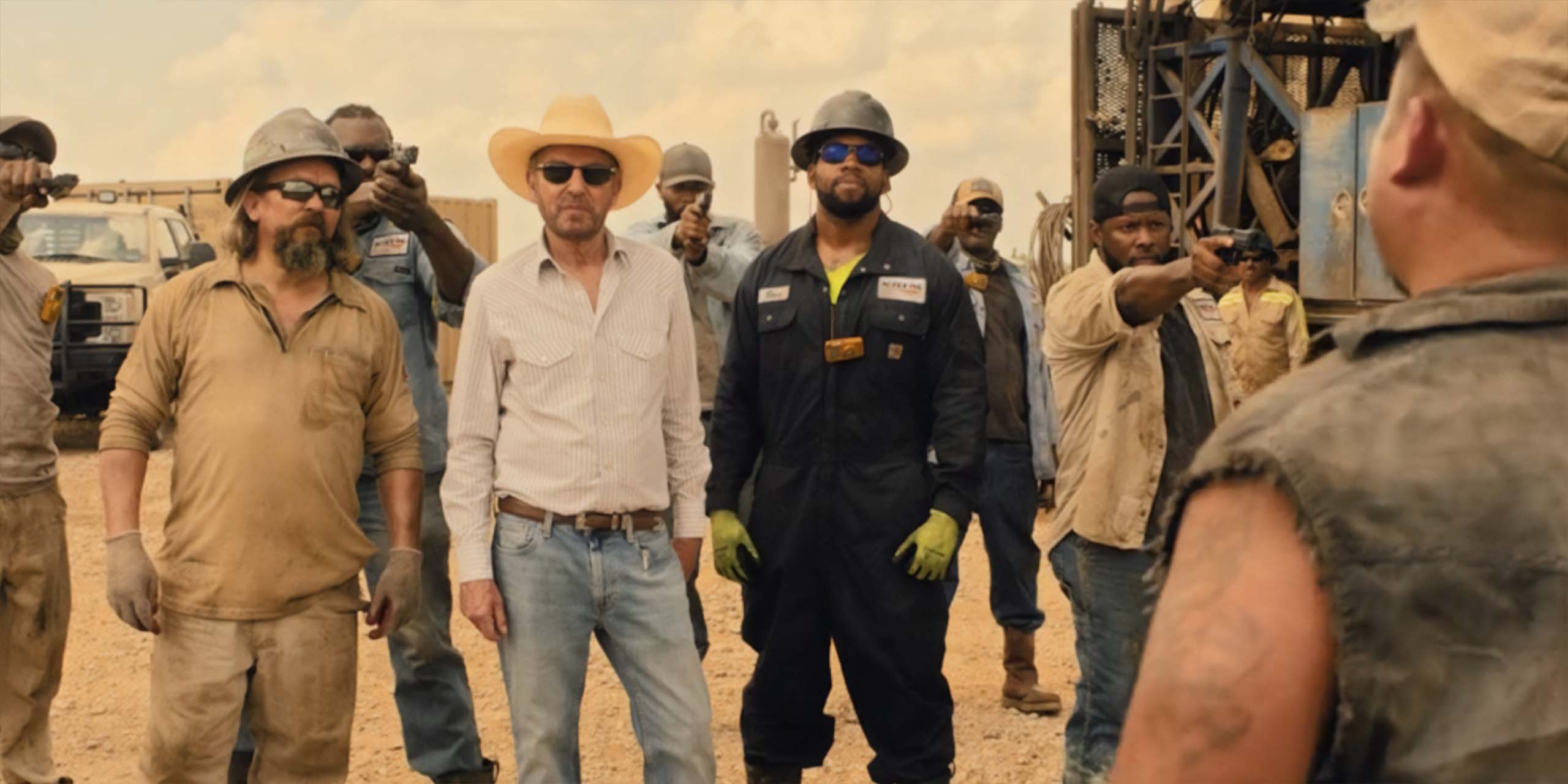 Dale (James Jordan), Tommy (Billy Bob Thornton) et Boss (Mustafa Speaks) sont entourés de brutes armées dans Landman.
