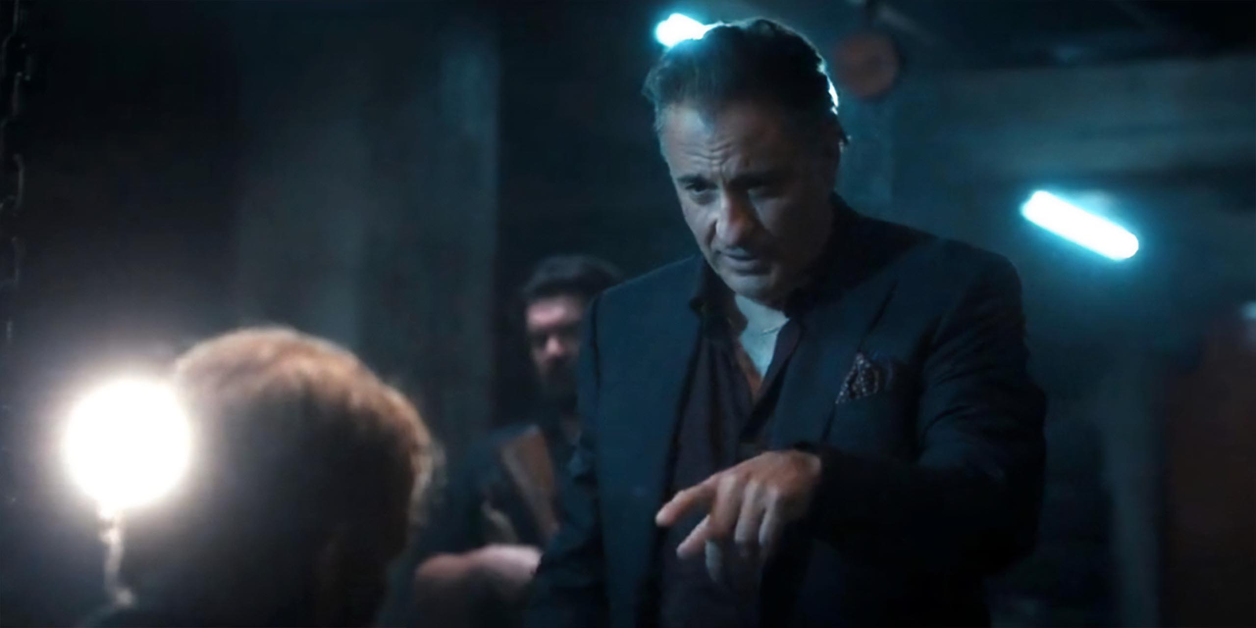 Gallino (Andy Garcia) pointant du doigt Tommy dans Landman.