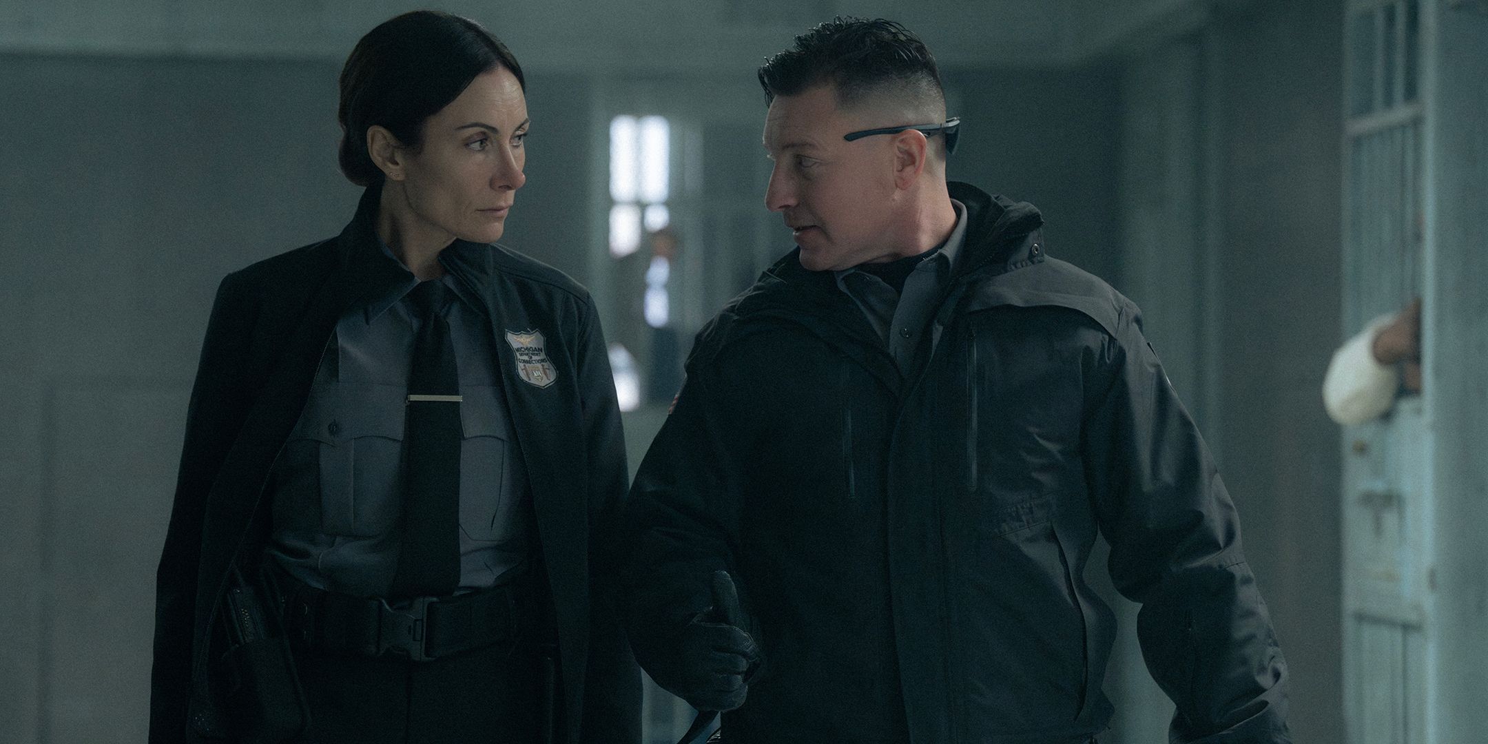 Dans la saison 4 de Mayor of Kingstown, Carney (Lane Garrison) discute avec Cindy (Laura Benanti).